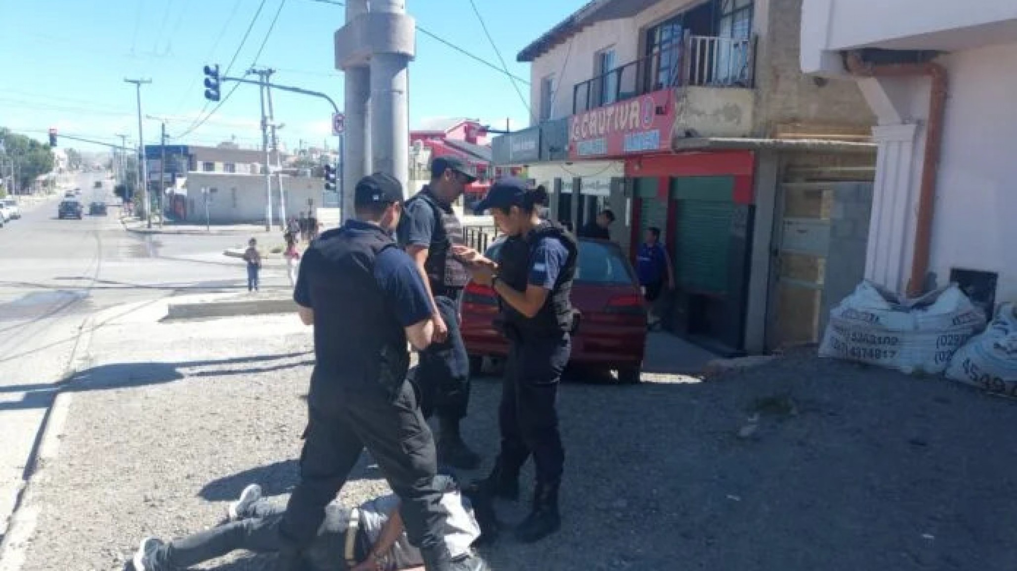 Se resistió y mordió a un policía cuando lo intentaban detener