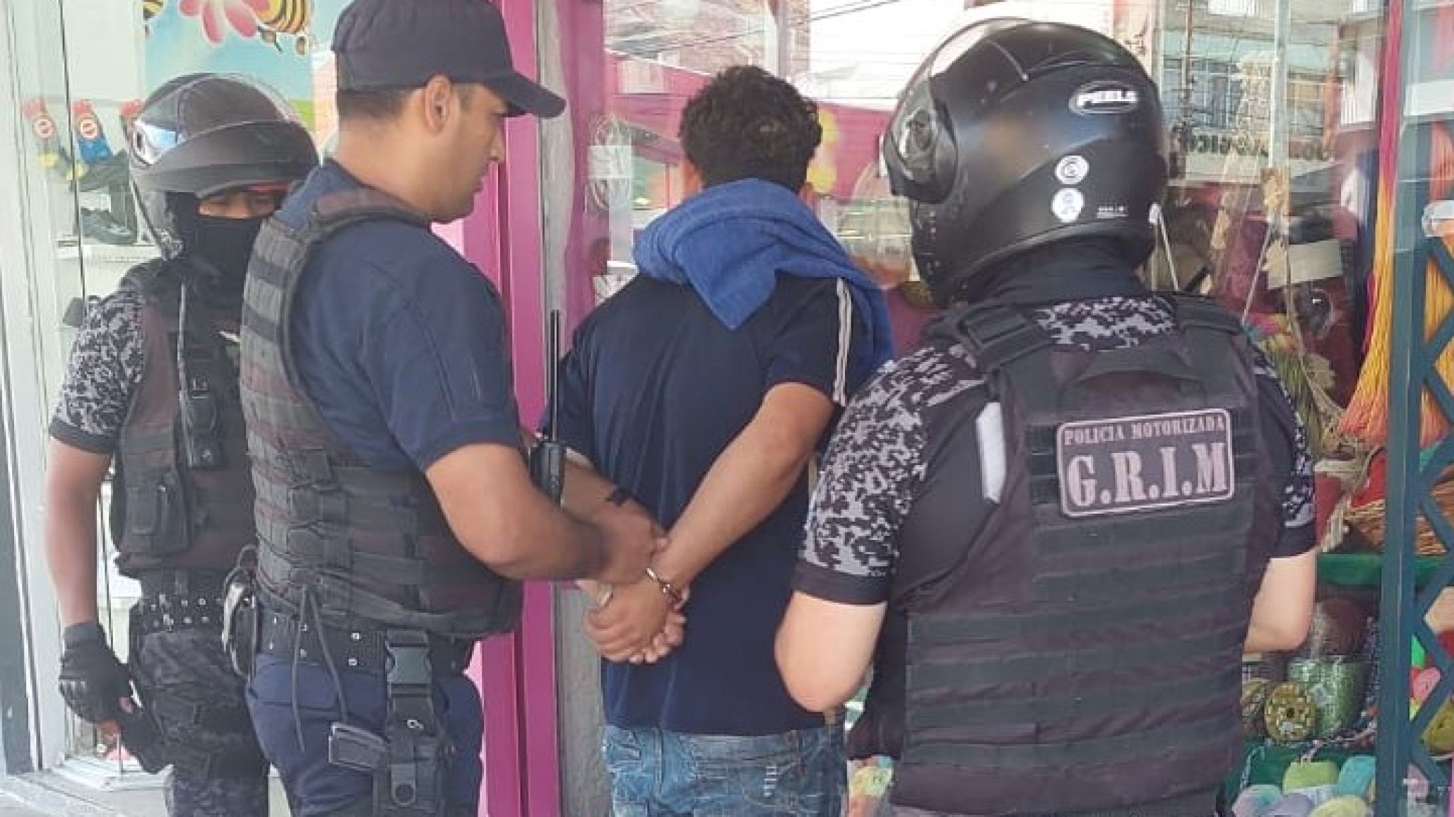 Ladr髇 es detenido luego de robar en un local y darse a la fuga