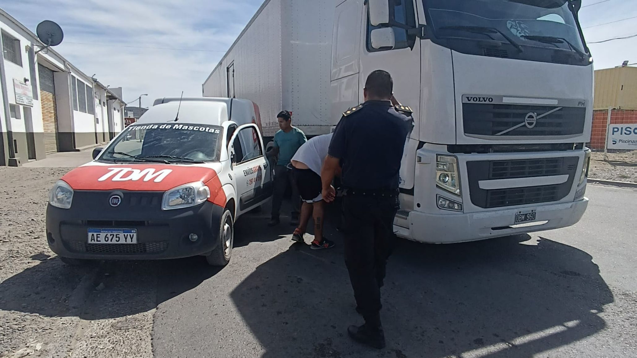 Accidente de tr醤sito en la colectora de Yrigoyen
