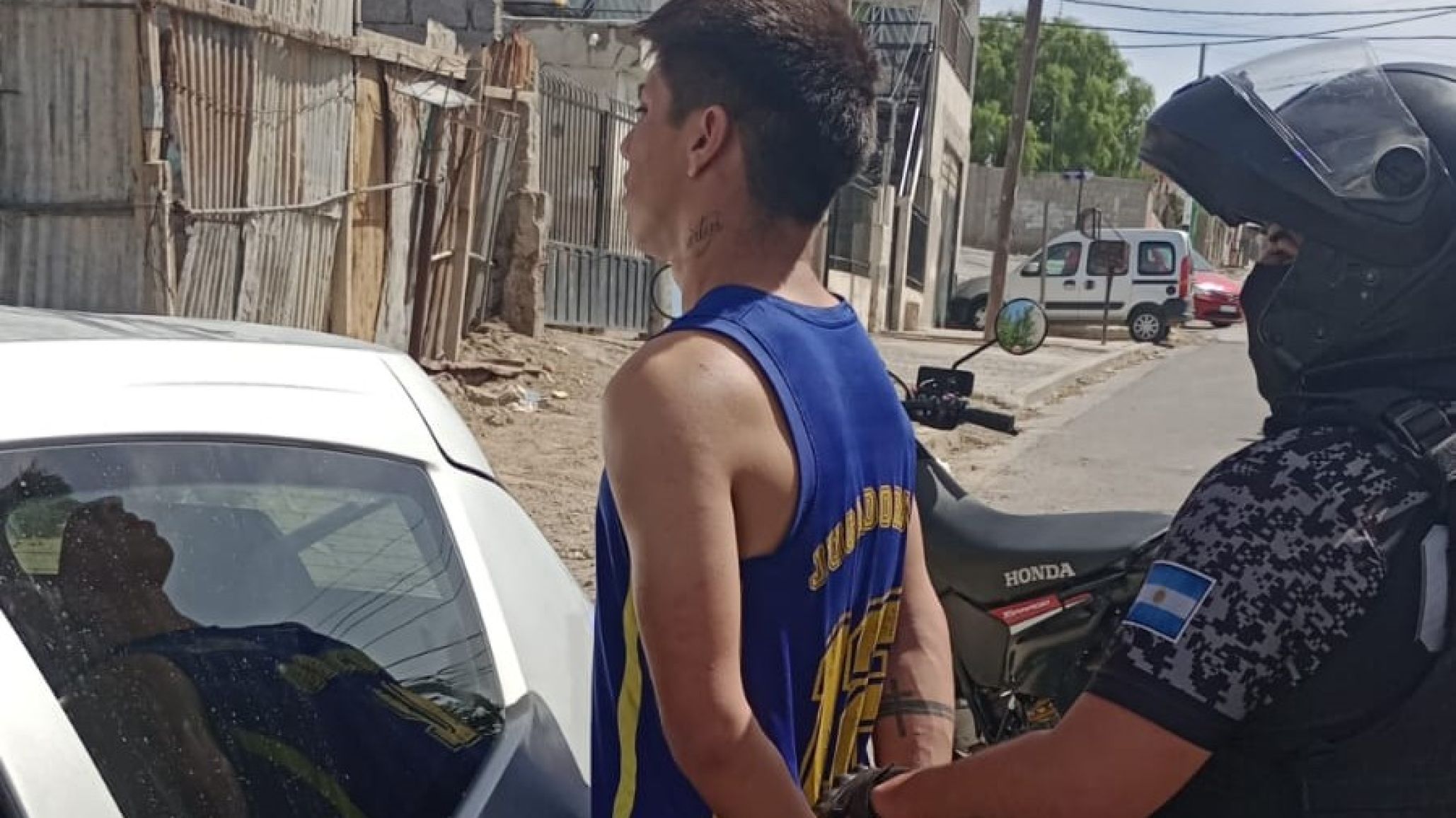 Un joven pidió ver auriculares, robó y salió corriendo