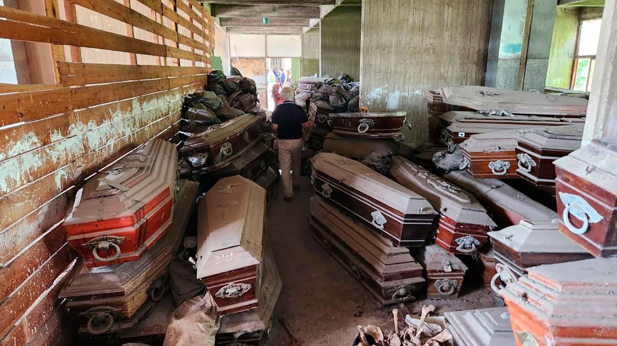 Encontraron más de 500 ataúdes y 200 bolsas con restos humanos en cementerio de La Plata