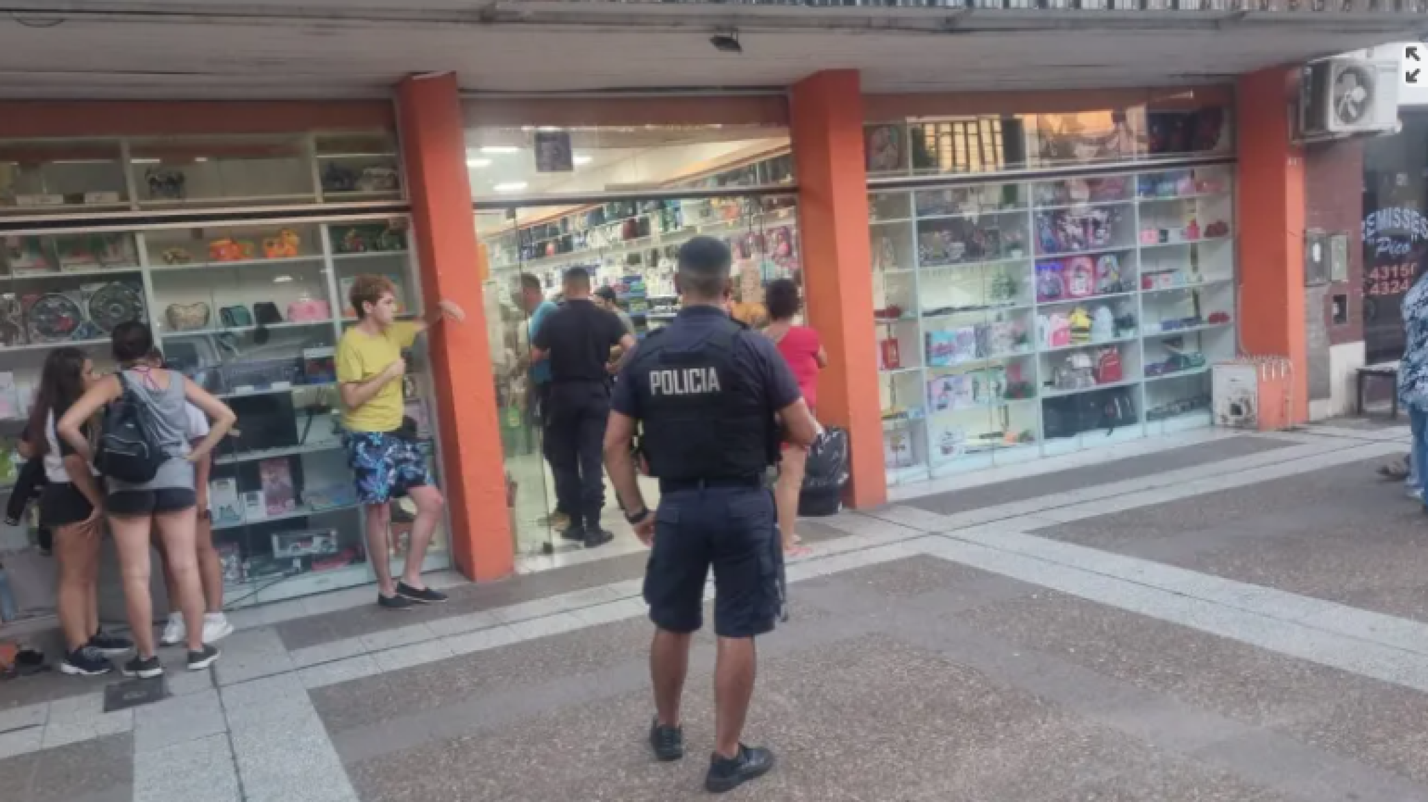 Organizan colecta para ayudar a niña demorada por robar útiles escolares