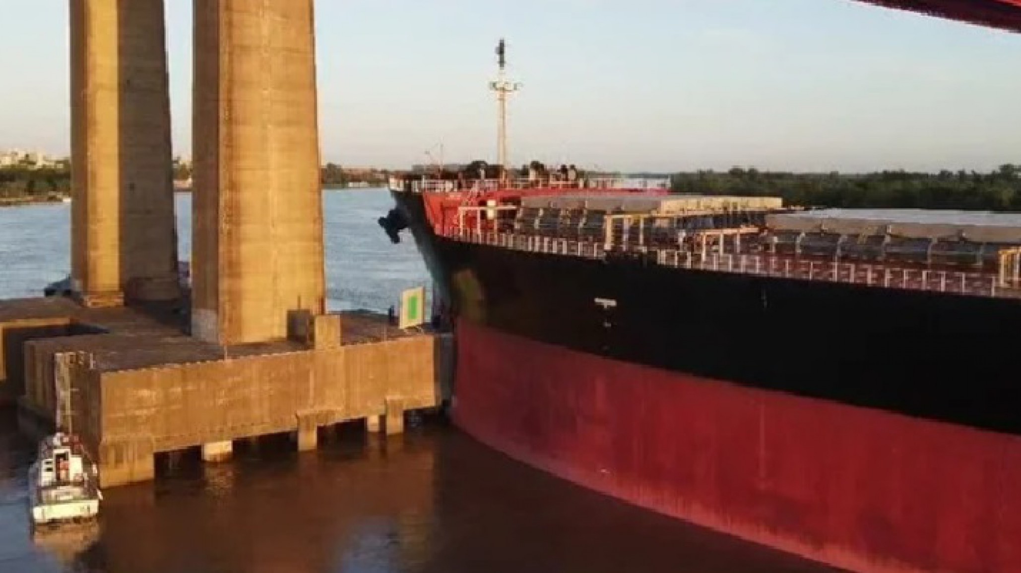 Cortan el acceso al puente Zárate Brazo Largo tras el choque de un barco
