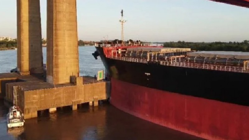 Cortan el acceso al puente Zárate Brazo Largo tras el choque de un barco