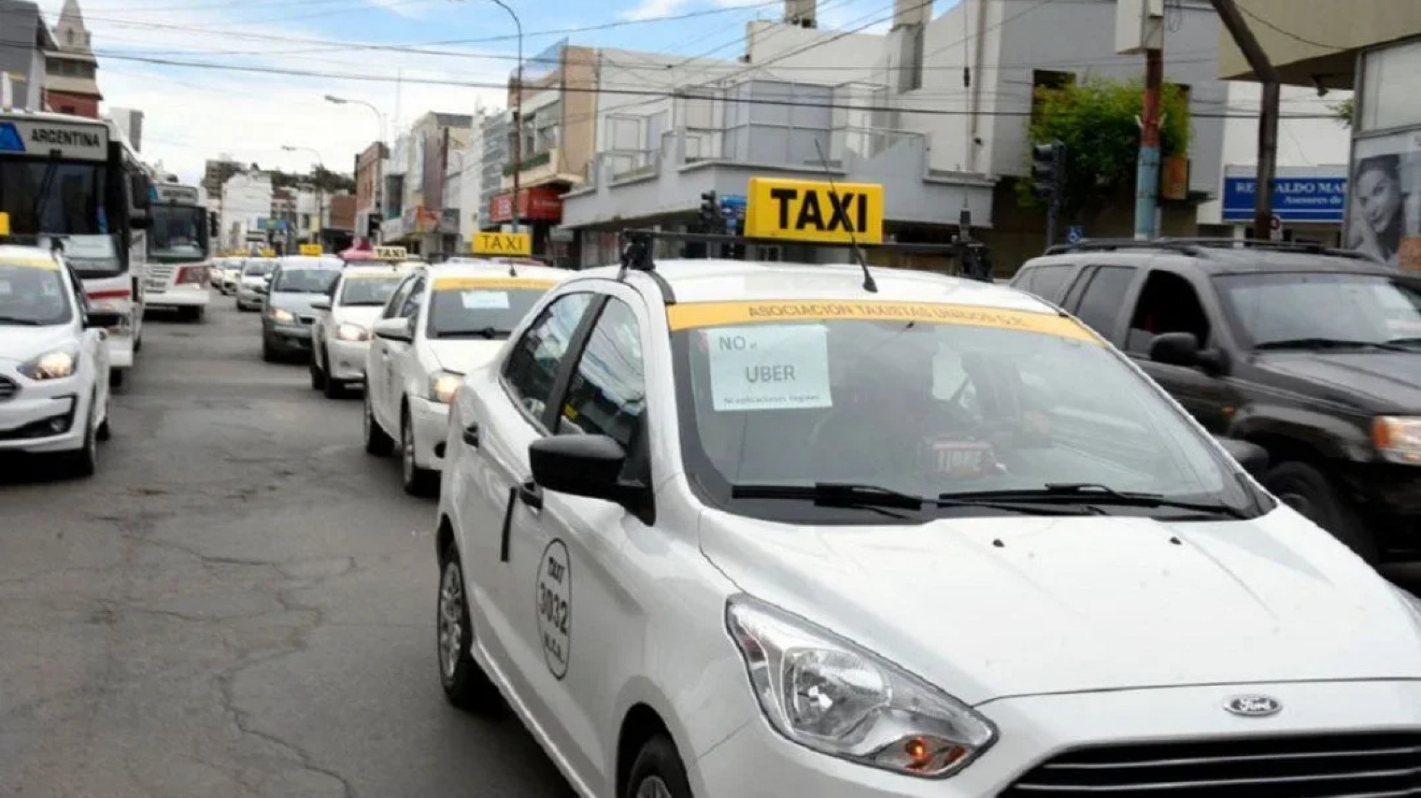 Taxistas presentaron un proyecto para prohibir Uber en Comodoro