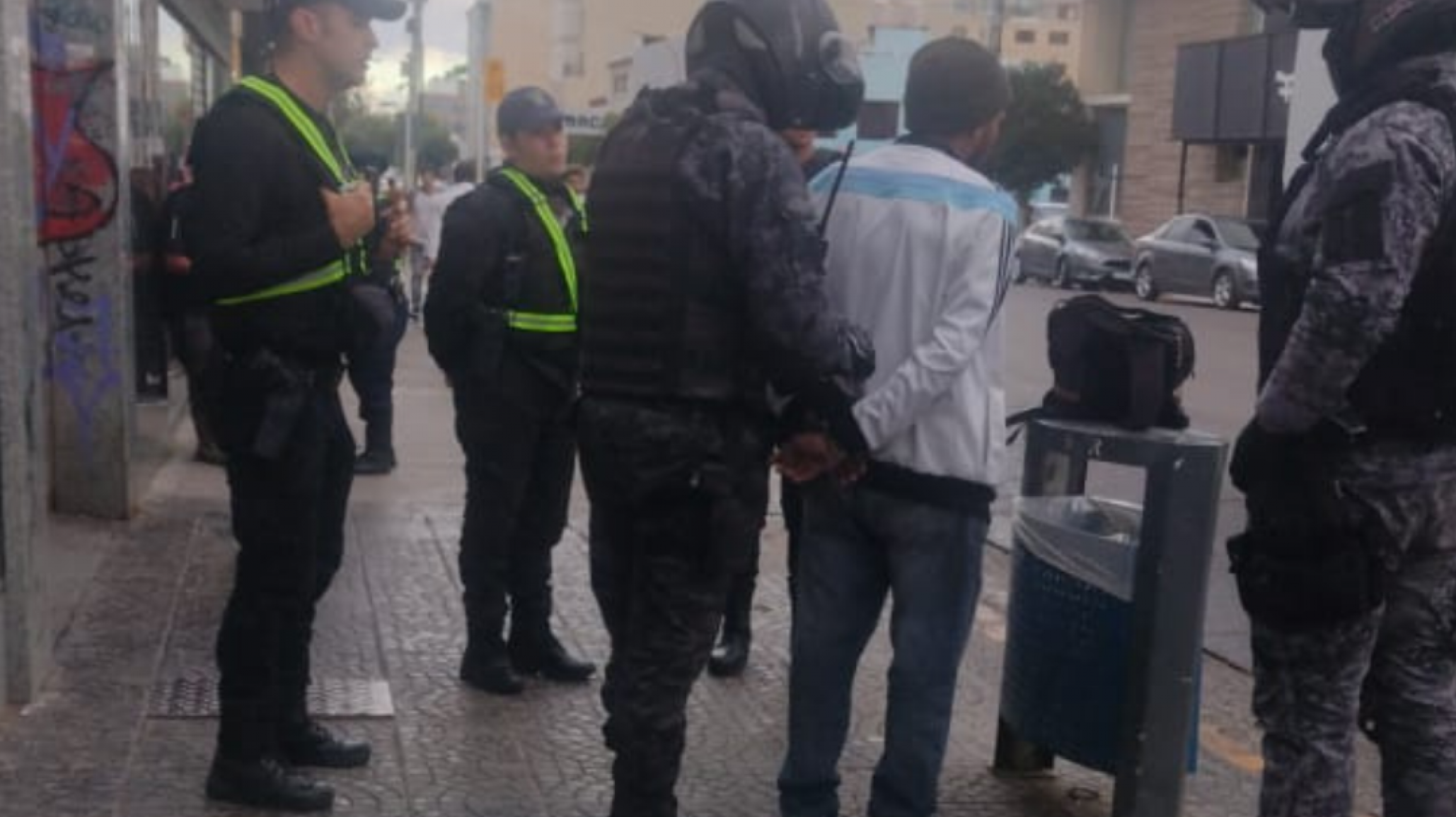 Un hombre fue a un local para exigir dinero, rompió un monitor y regresó ¿para qué?