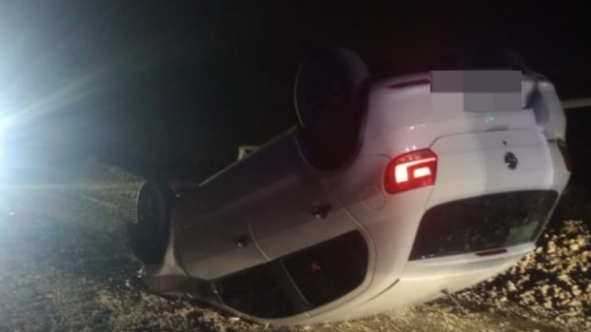 Vuelco: un joven de 20 años impactó su auto contra un puente por esquivar una liebre