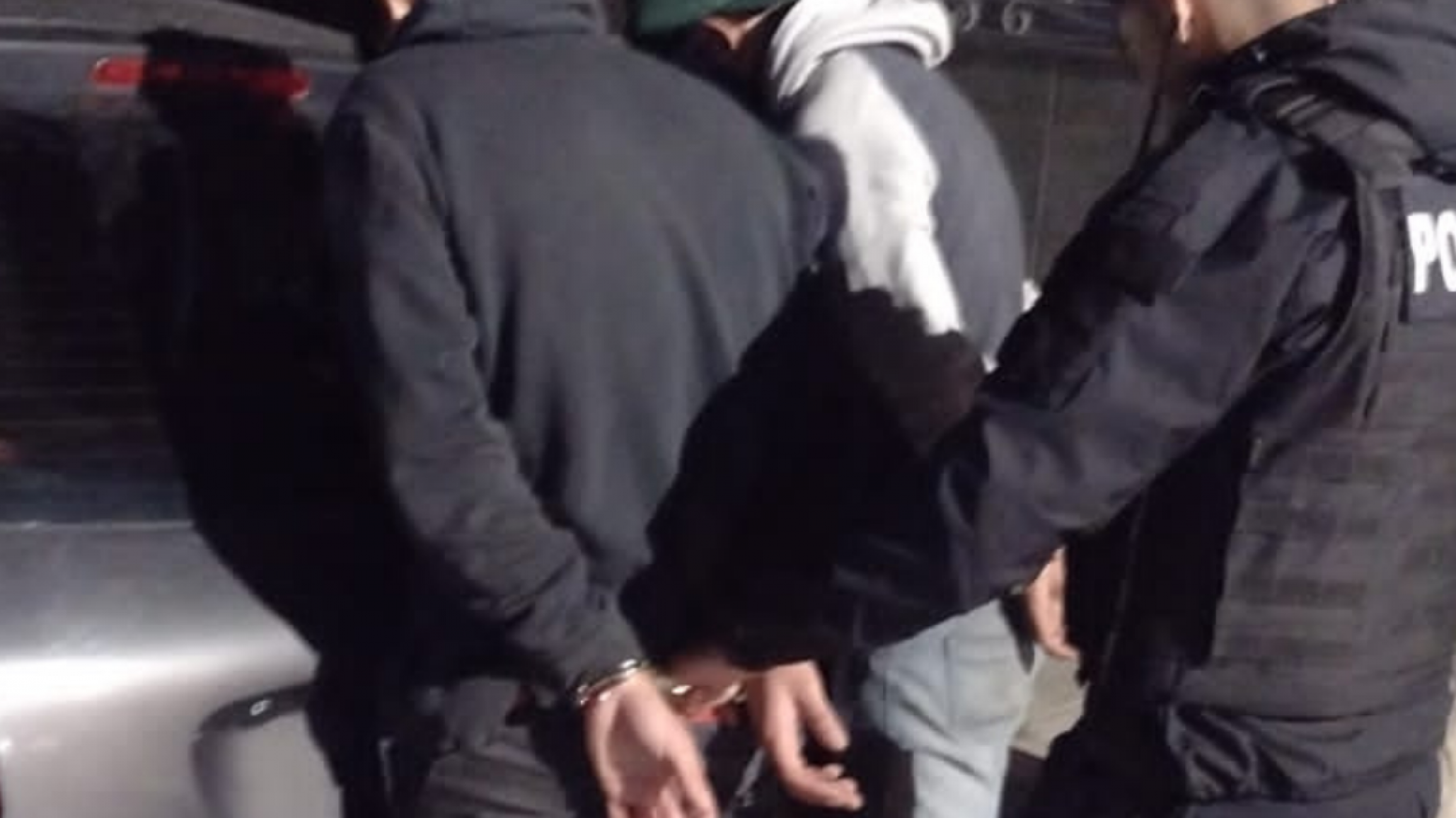 ¡Otra vez! Los atraparon robando cubiertas ¿el dueño del auto los conocía?