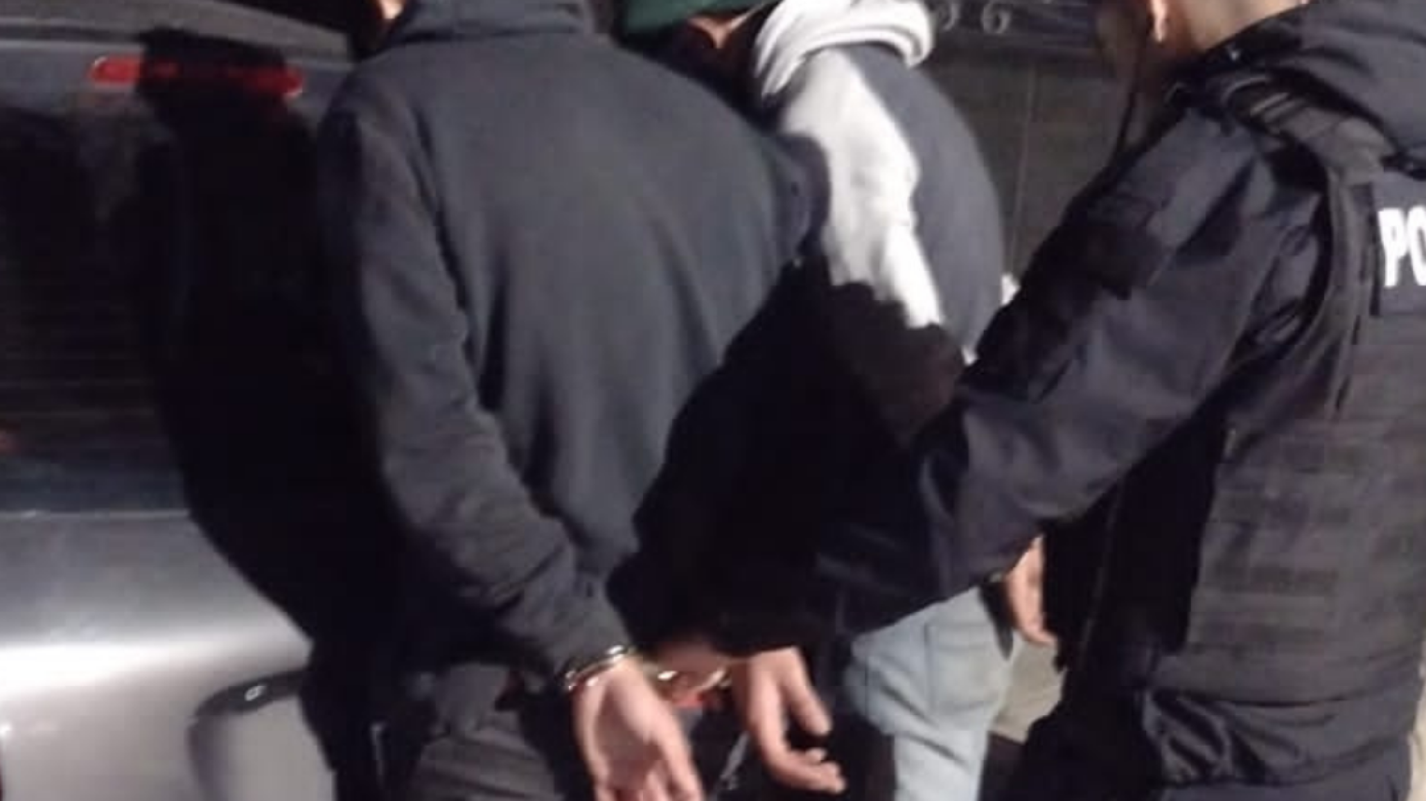 tra vez! Los atraparon robando cubiertas 縠l due駉 del auto los conoc韆?