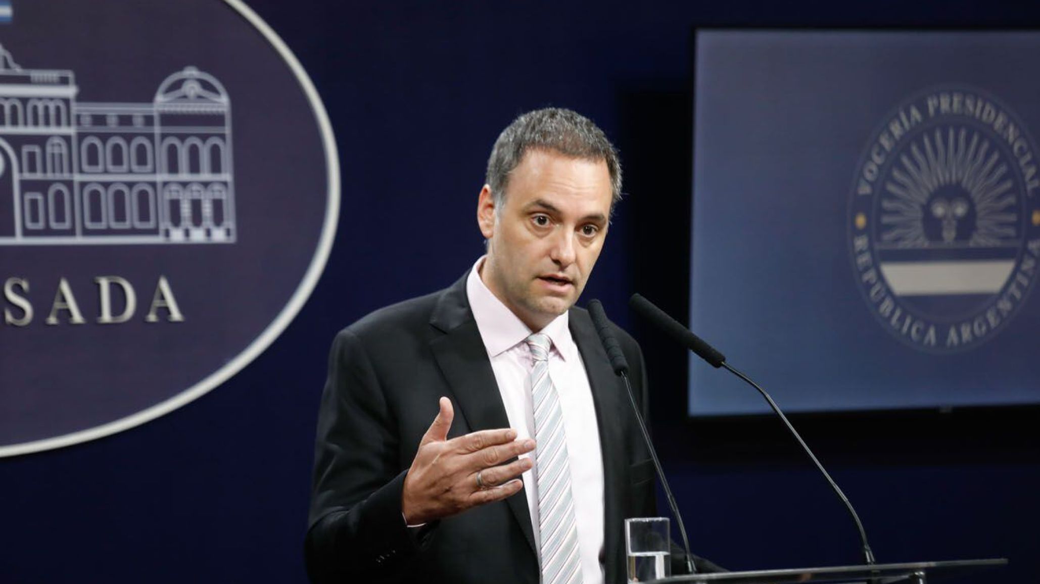 Adorni vuelve a dar conferencias en medio de la polémica y busca retomar la agenda