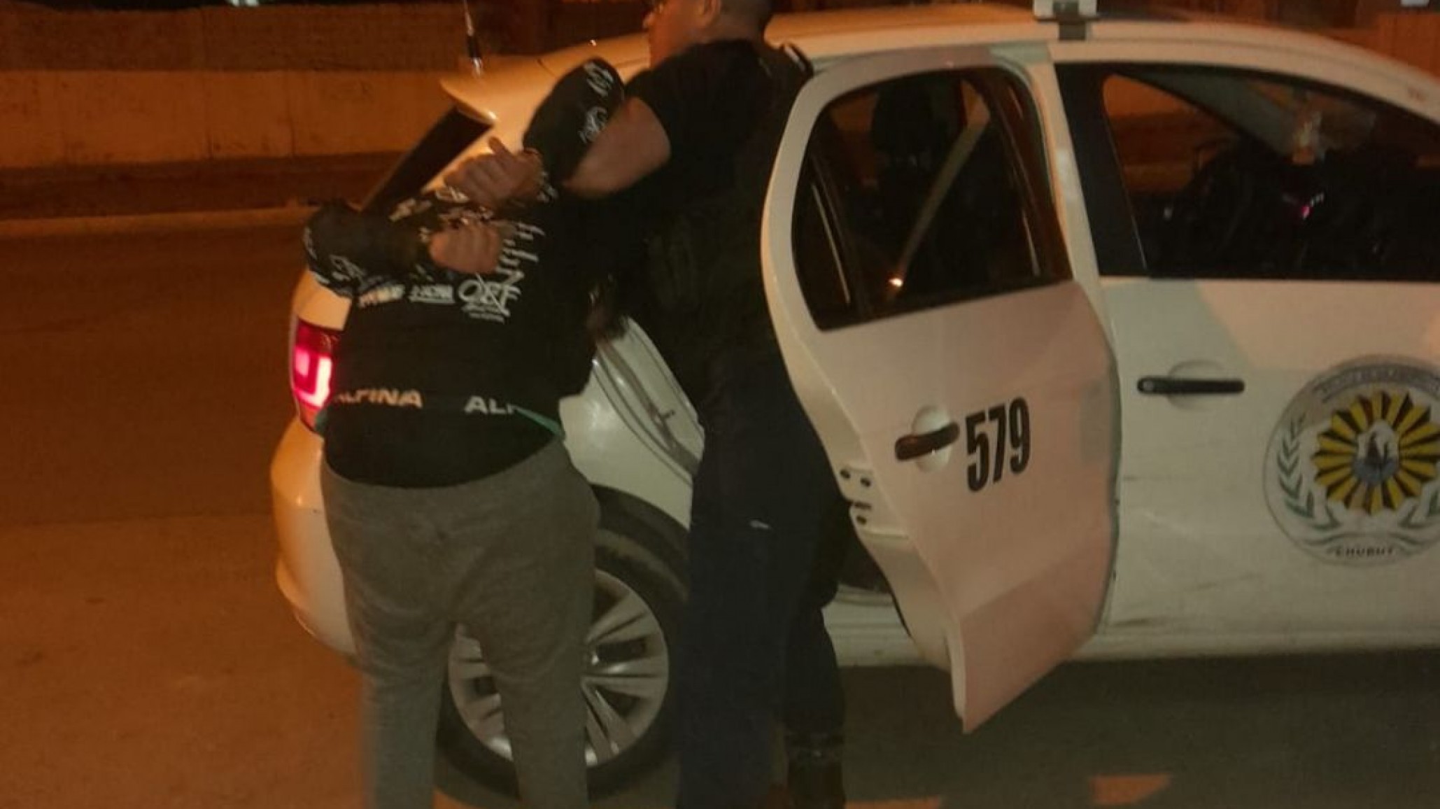 Un vecino vio a ladrón infraganti y lo retuvo hasta que llegó la policía