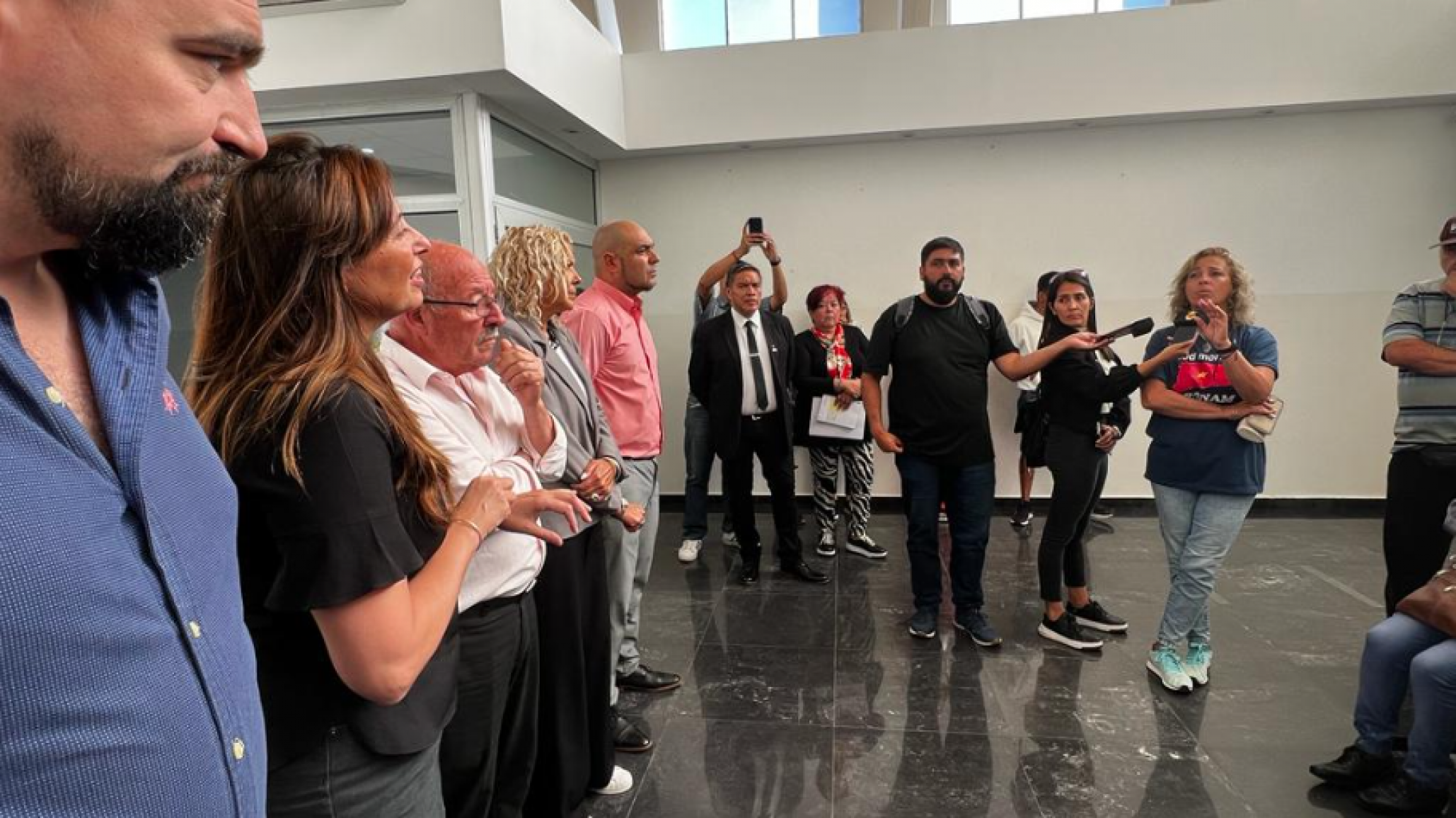 Vecinos de Barrio LU4 buscan respuestas tras derrumbe: Conversaron con concejales y reclaman que el IPV no se hace cargo y nadie los llamó