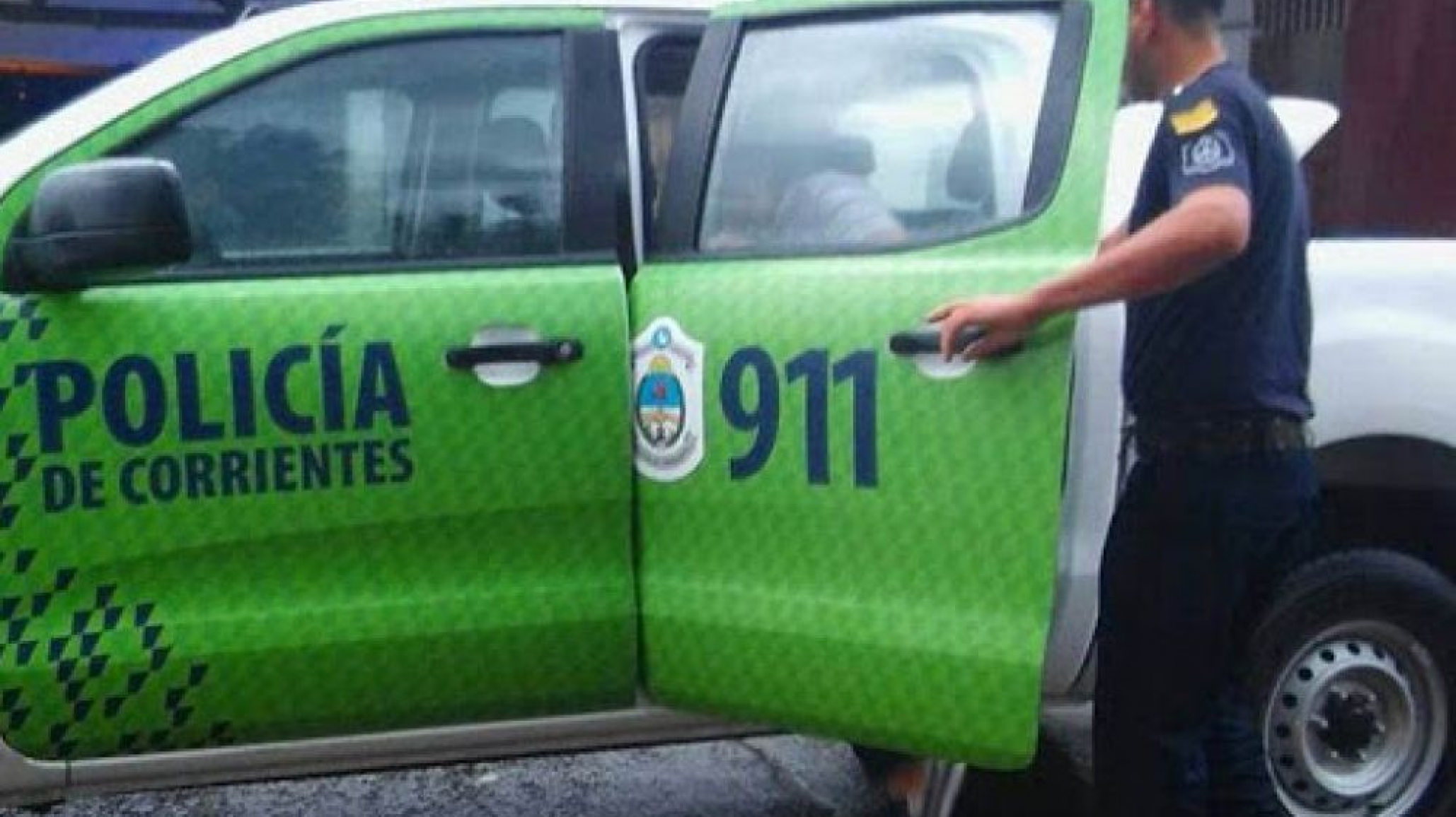 Abrió una puerta para entrar a robar y recibió una descarga eléctrica de 220 voltios: murió