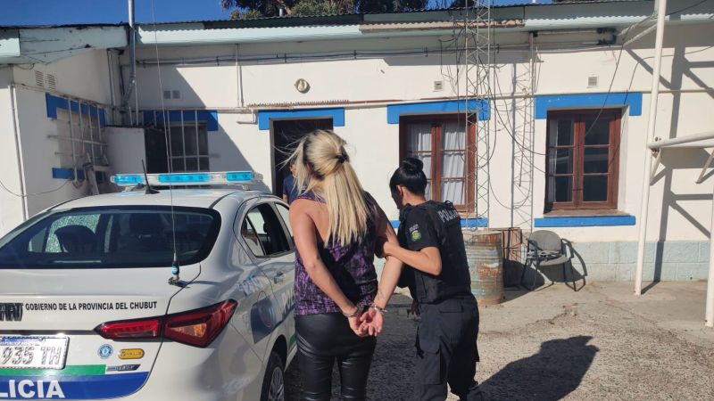 La belleza cuesta: Se quiso llevar dos labiales sin pagar y terminó detenida