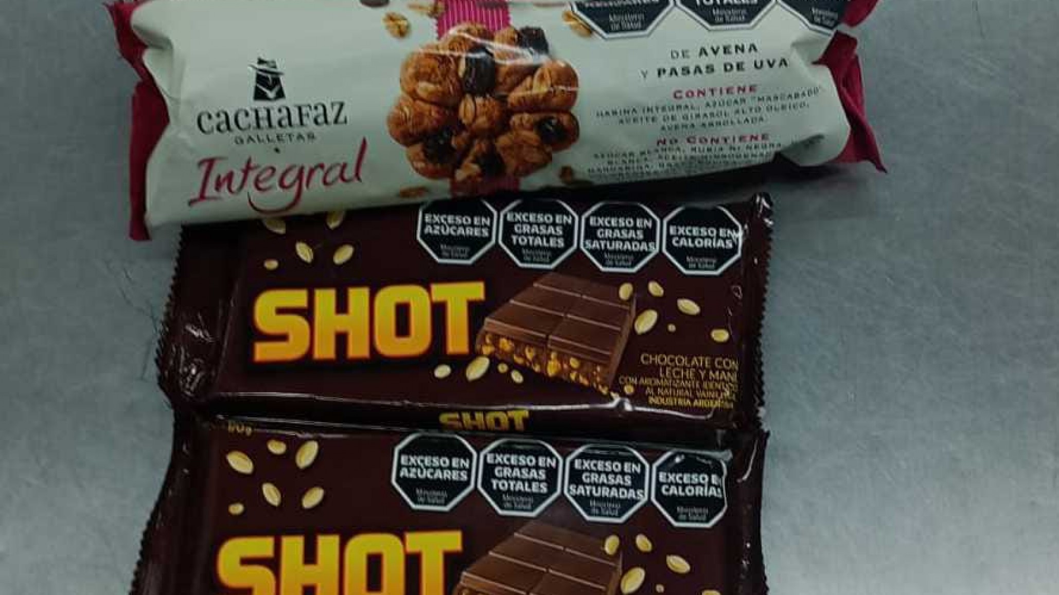Se quiso llevar un paquete de galletitas y dos chocolates sin pagar pero terminó detenida
