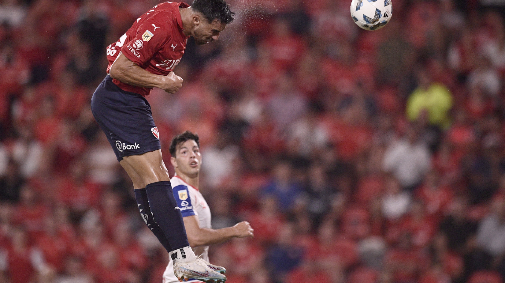 Independiente en la cima tras vencer a Argentinos en Avellaneda