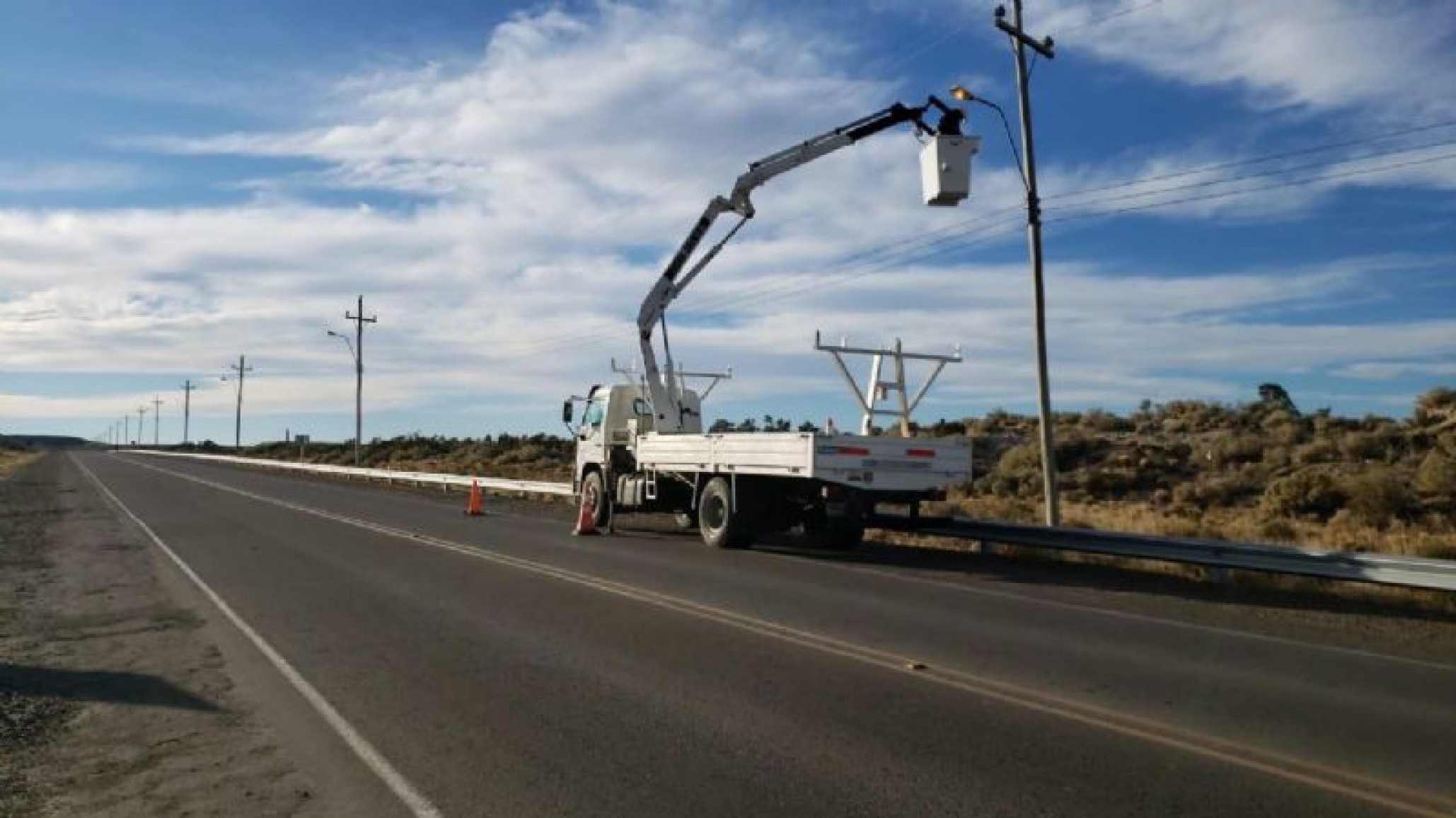 La SCPL realiza arreglos de alumbrado público en la ruta camino a Caleta Córdova