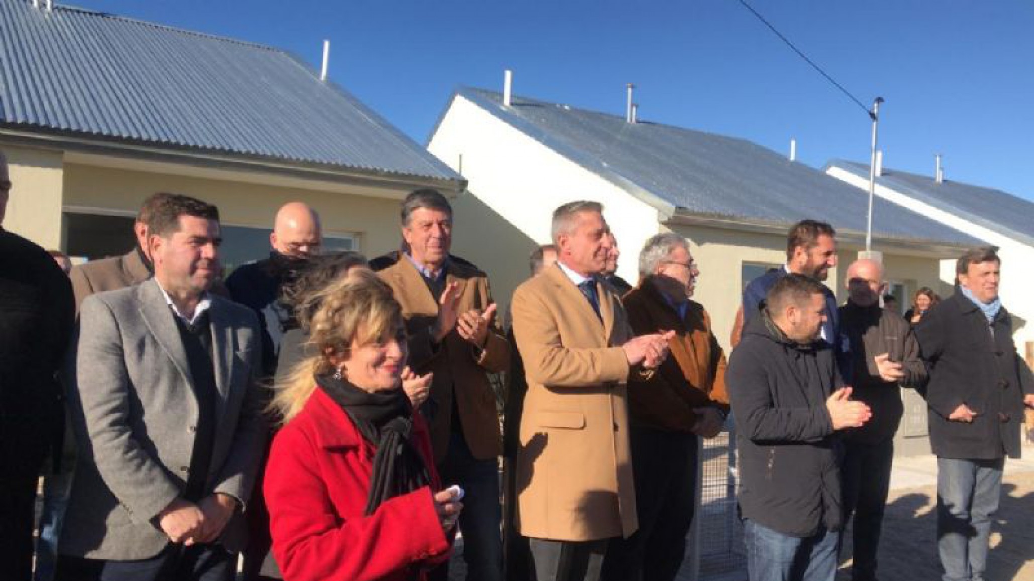 En medio de una entrega de viviendas, el Gobernador anunció que habrá cambios en su gabinete