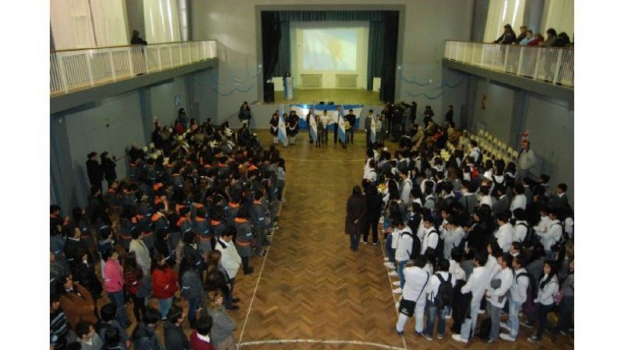 No pueden hacer la promesa a la bandera porque se les cayó el telón