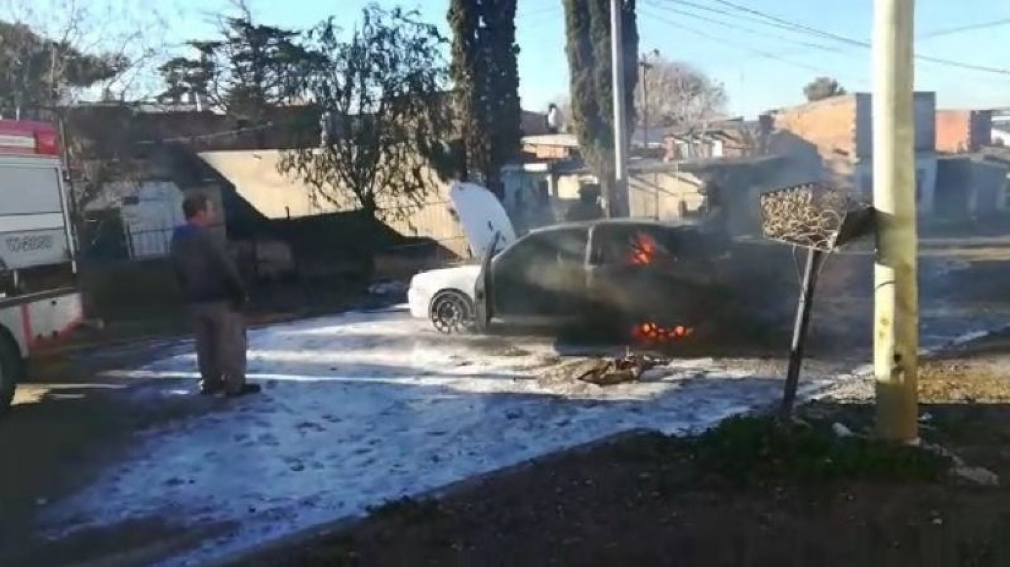 Un auto de carrera explotó en un taller mecánico, el piloto iba a correr en Comodoro