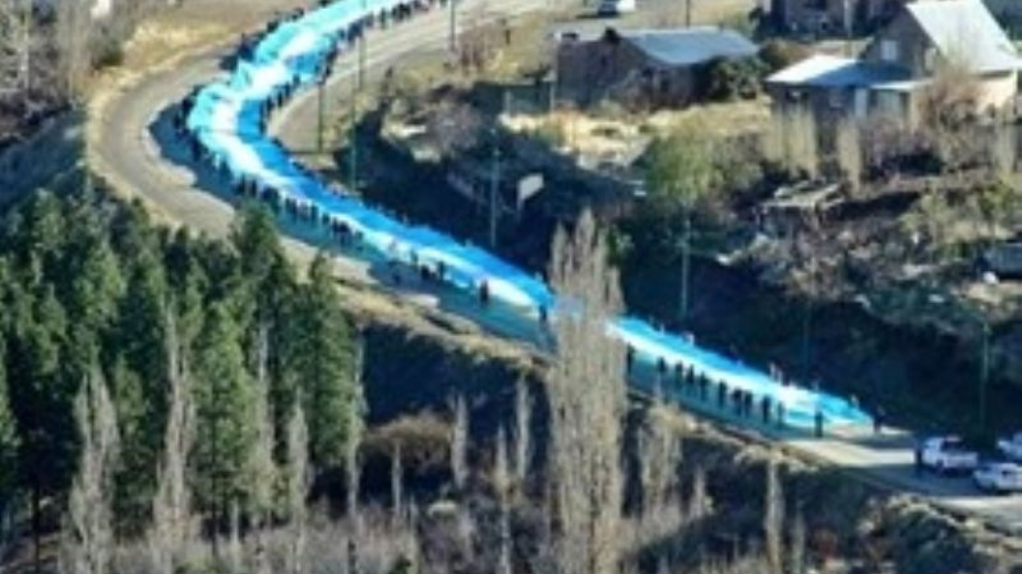 La bandera más larga del país se desplegó en un pueblo neuquino