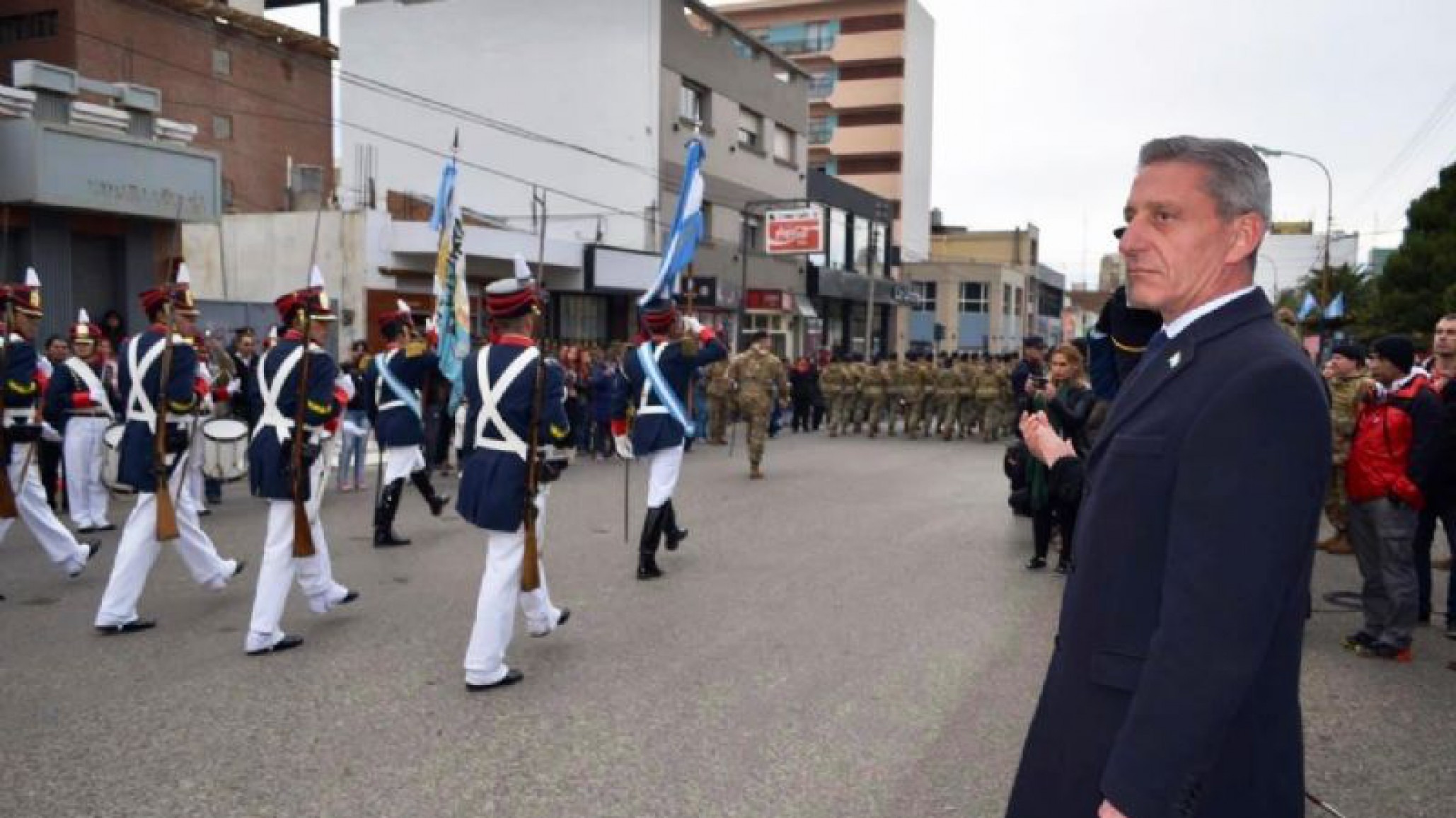 Arcioni participó en Comodoro de un acto por el día de la bandera