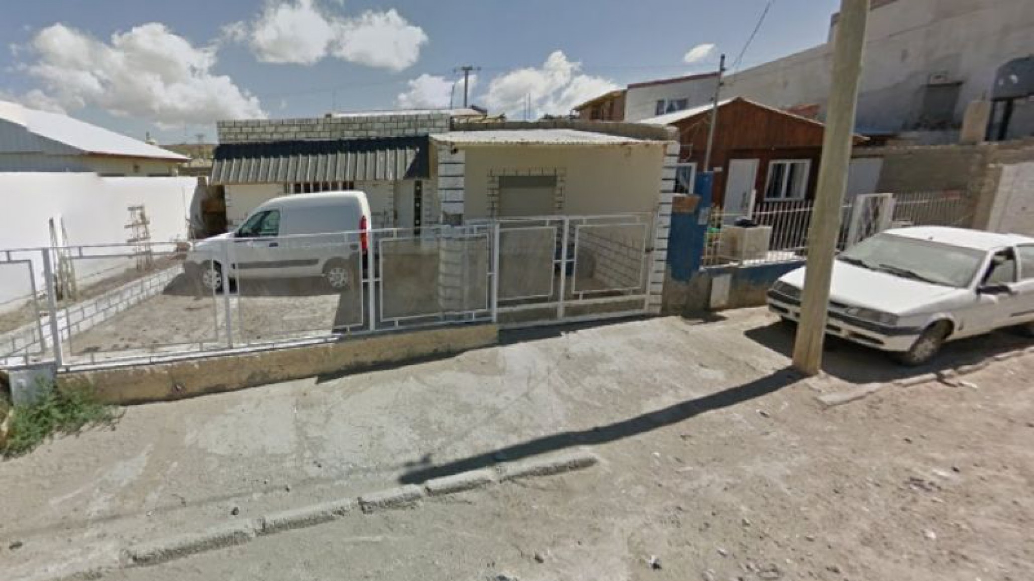 Un ladrón fue sorprendido mientras robaba una casa y escapaba por el techo