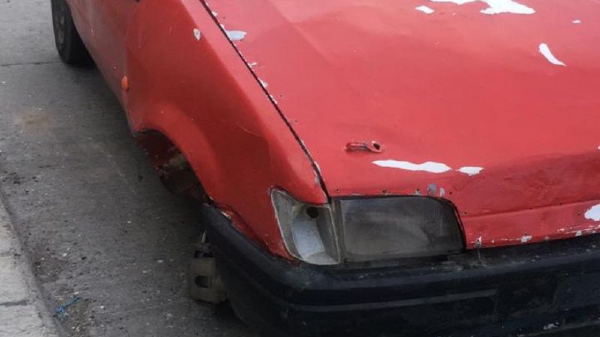 Vecinos de Alem y Rawson solicitan el traslado de un auto que apareció ayer