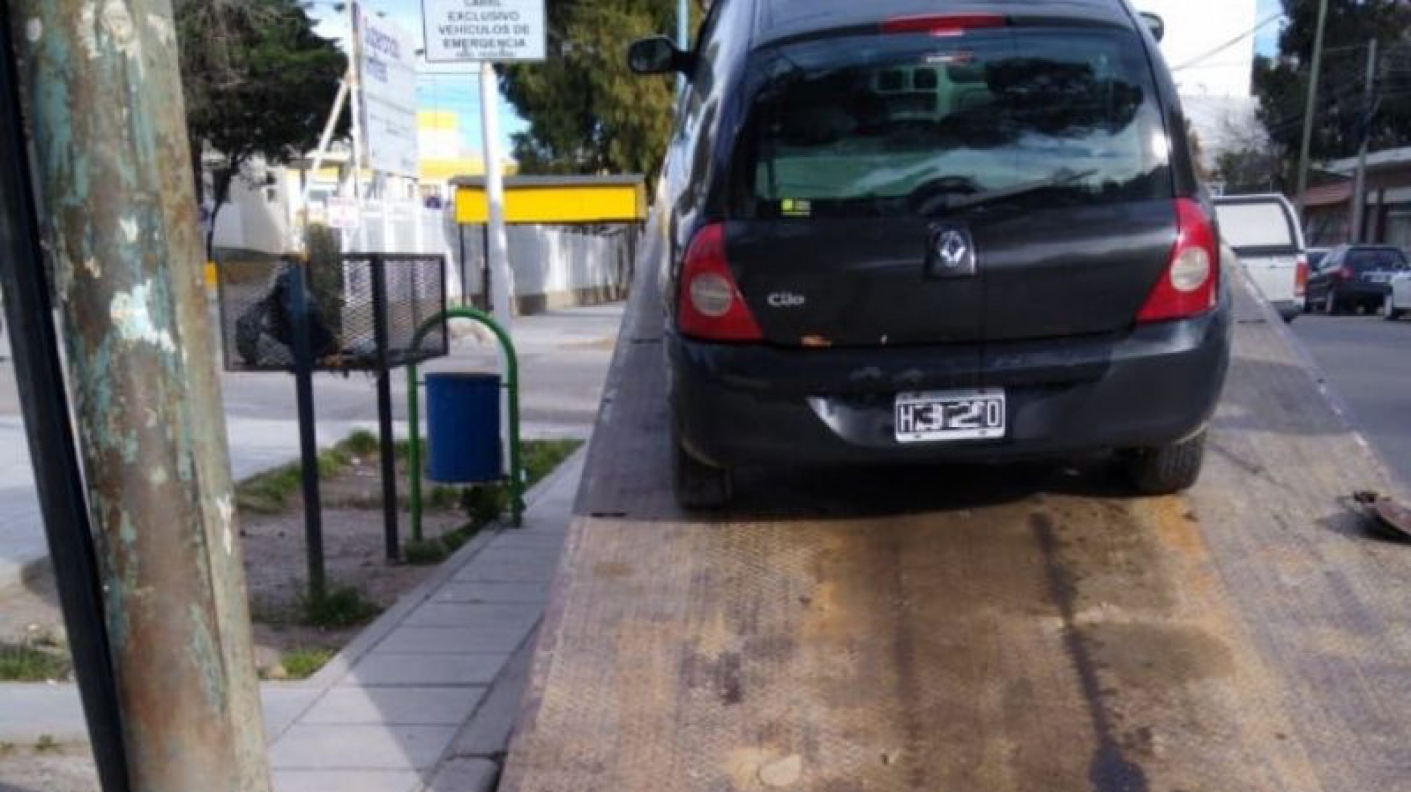 Retiran vehículos mal estacionados en el ingreso al Hospital Regional