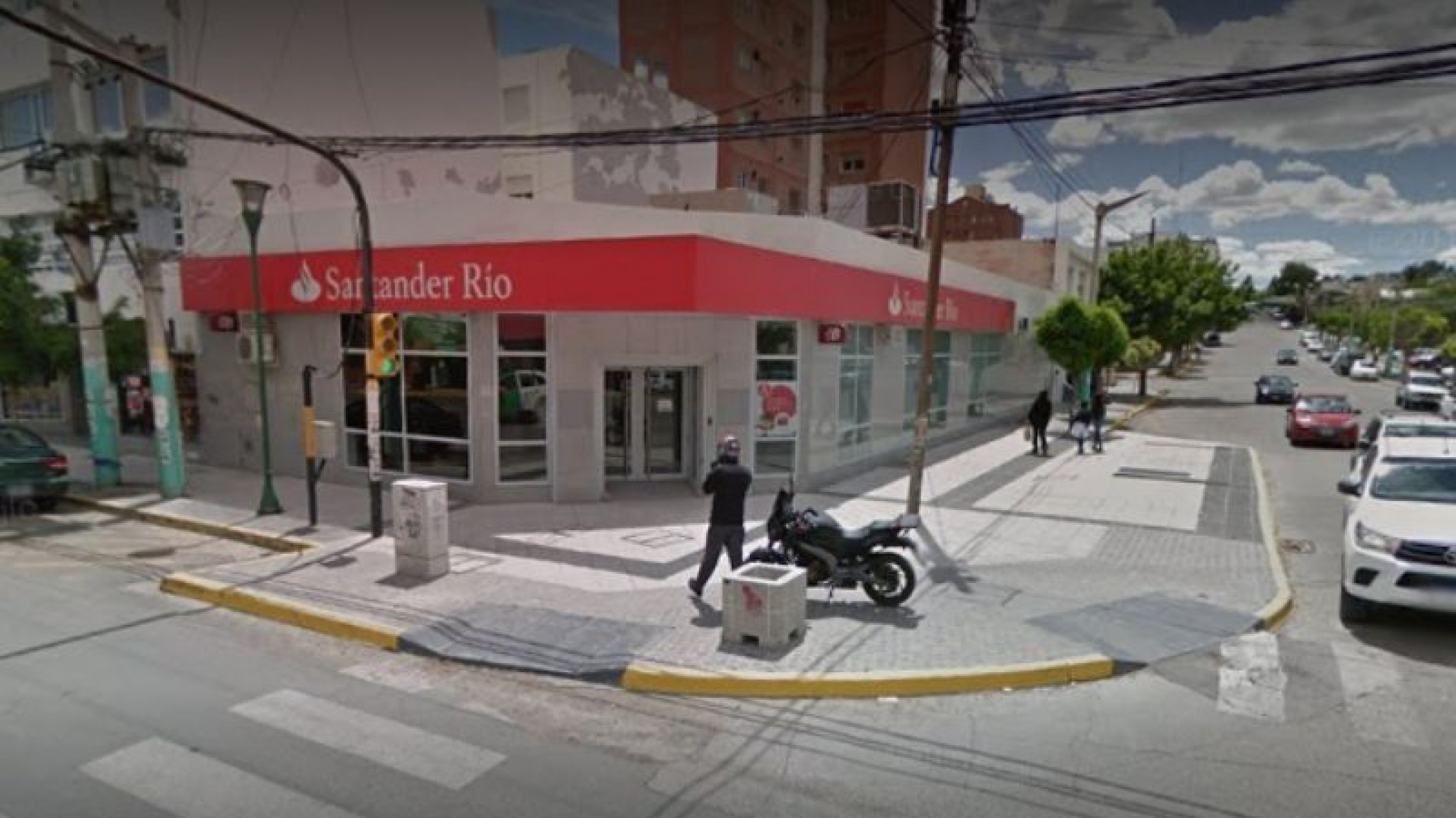 Le robaron más de medio millón de pesos a un empleado afuera del banco