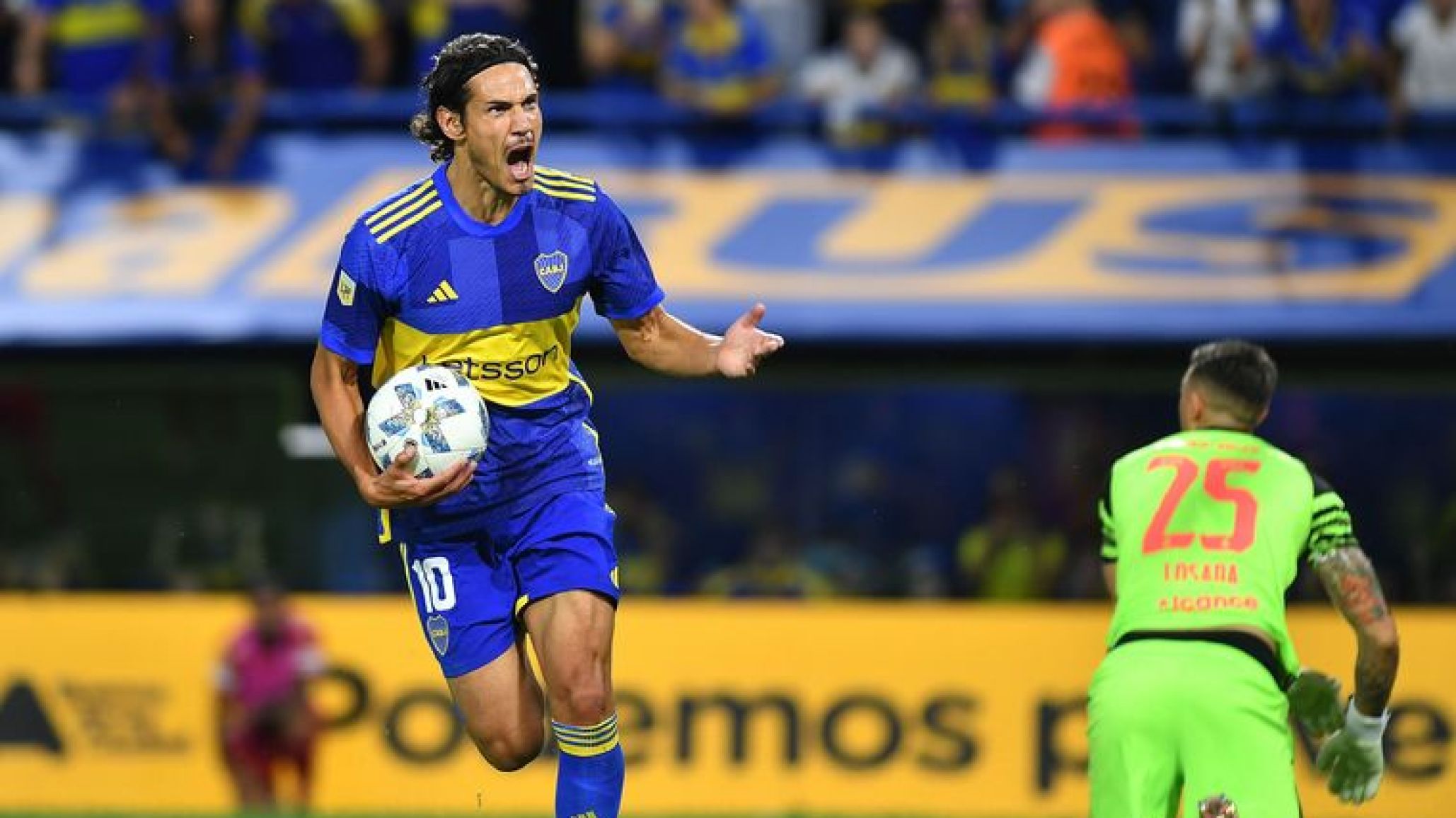 Hat trick de Cavani para la victoria de Boca a Belgrano