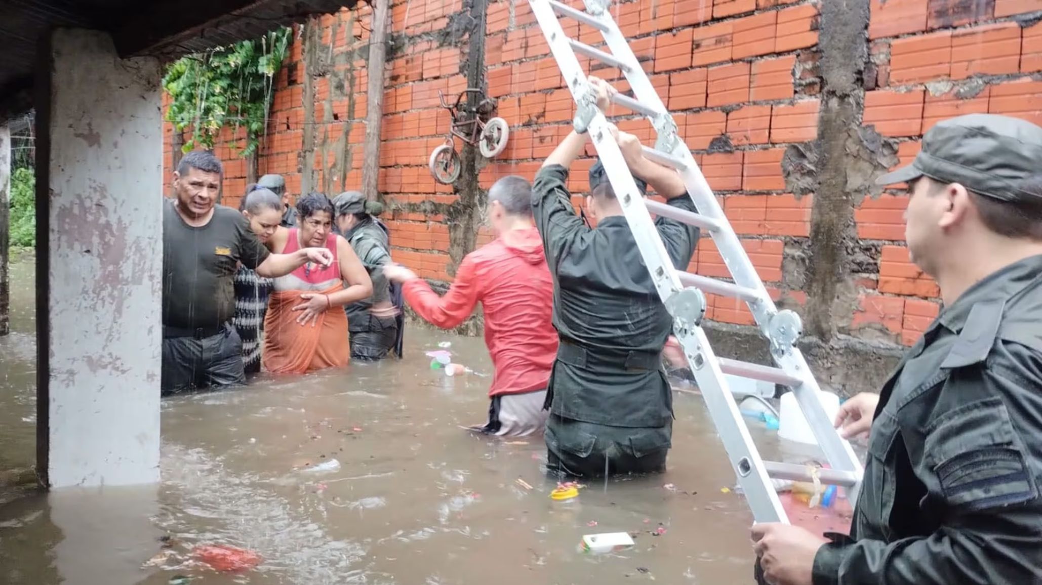 800 personas evacuadas por las fuertes lluvias que golpean a Corrientes