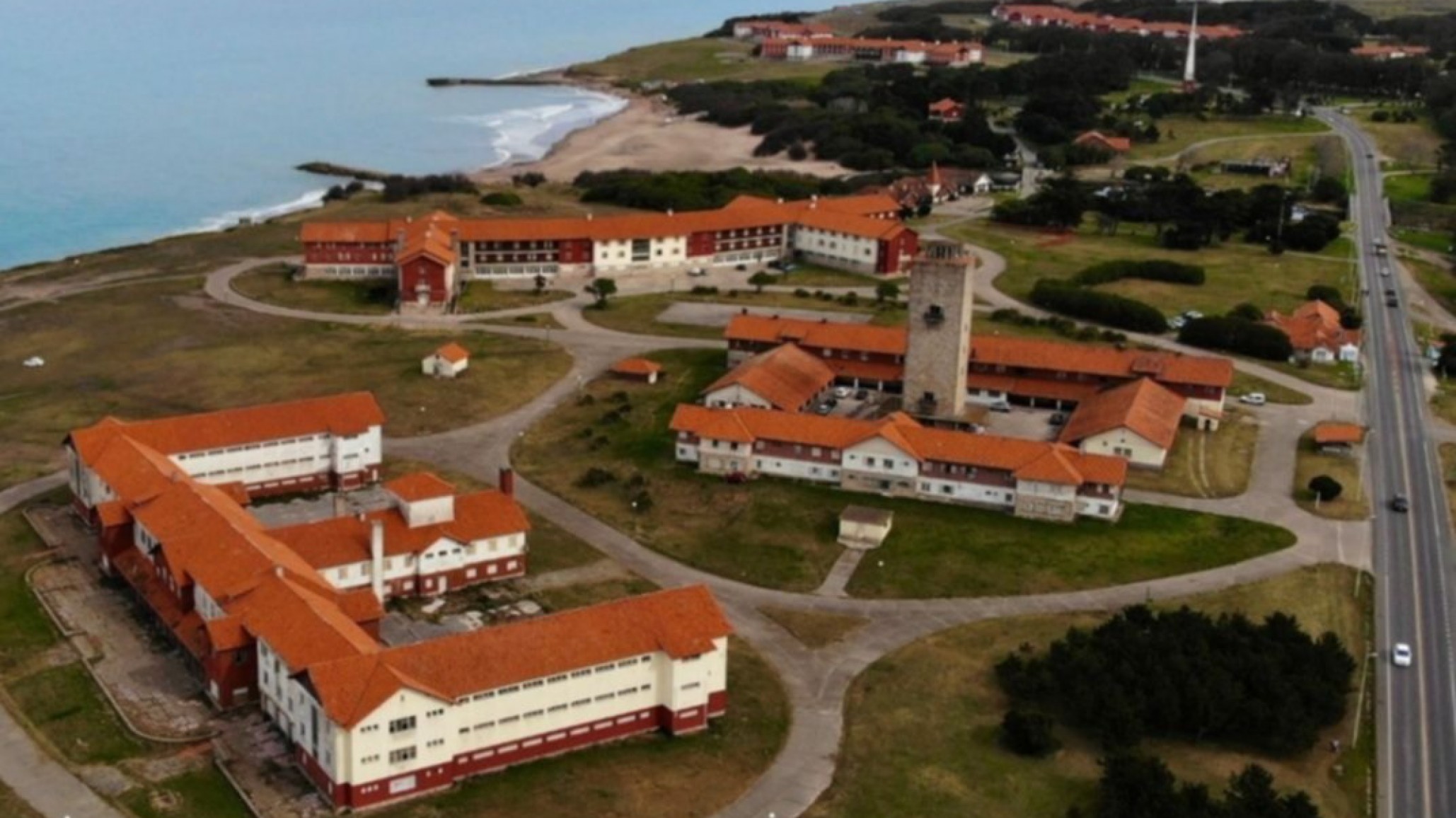 Cierre de emblemáticos complejos turísticos de Chapadmalal y Embalse: preocupación por empleo y turismo