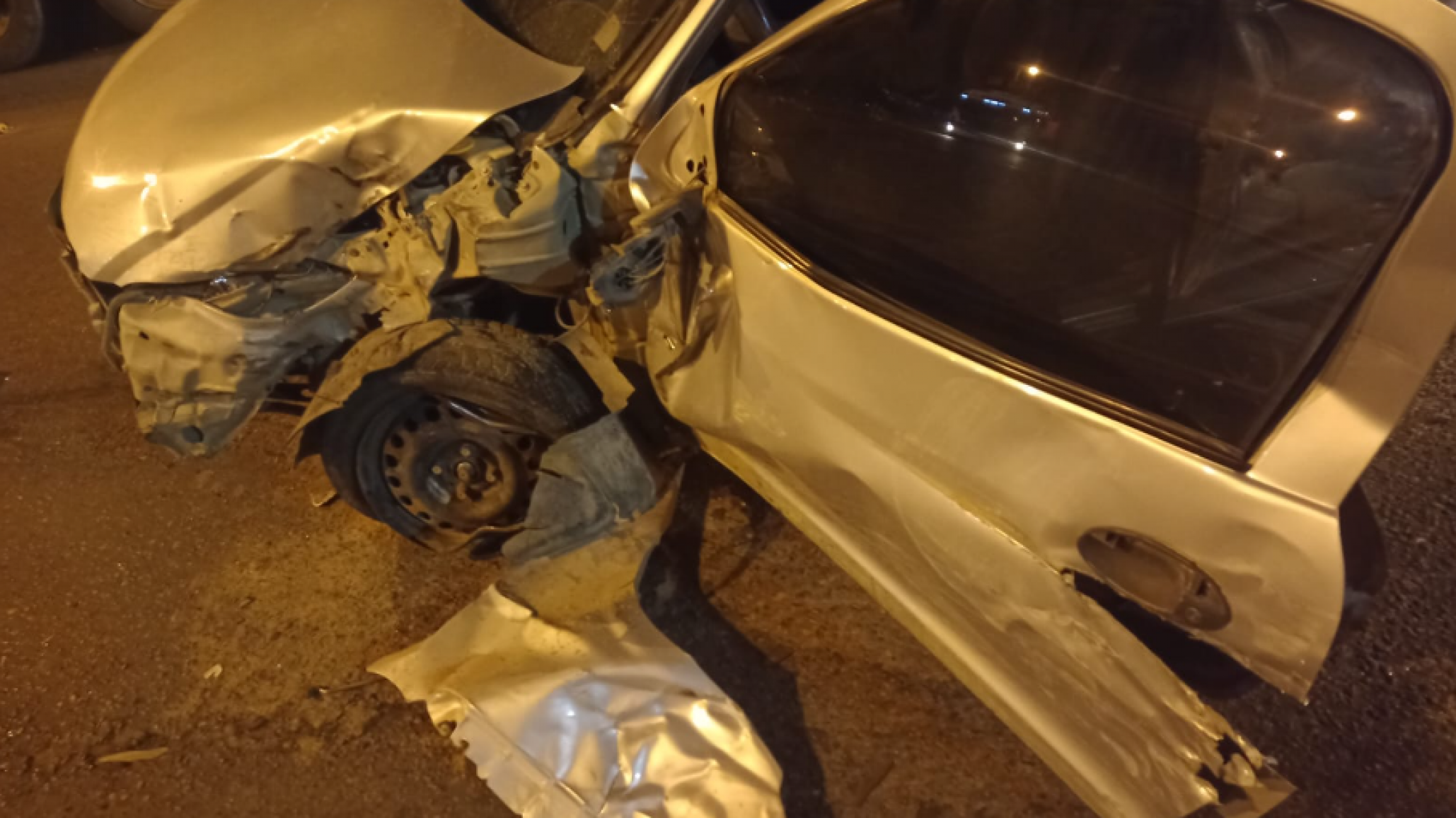 Accidente en Ruta 3: chocó con un camión, el auto quedó destrozado y él terminó en el hopital