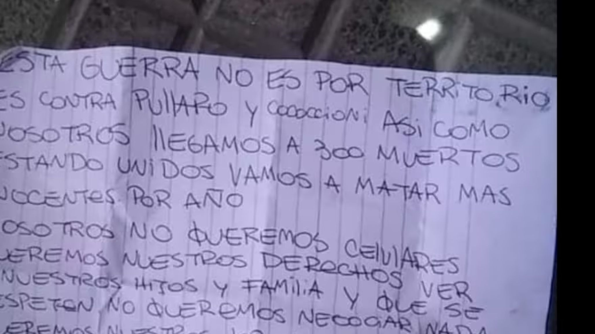 Mataron a un playero a balazos y dejaron un escrito: "Vamos a matar más inocentes por año"