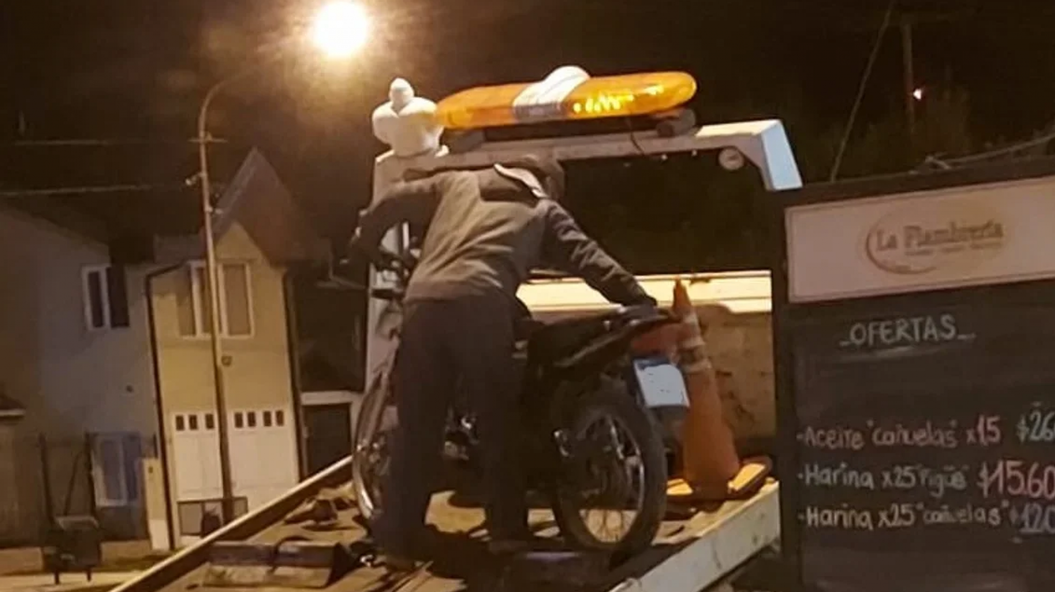 Esquel: Manejaba borracho, lo detuvo la policía e intentó prender fuego su moto