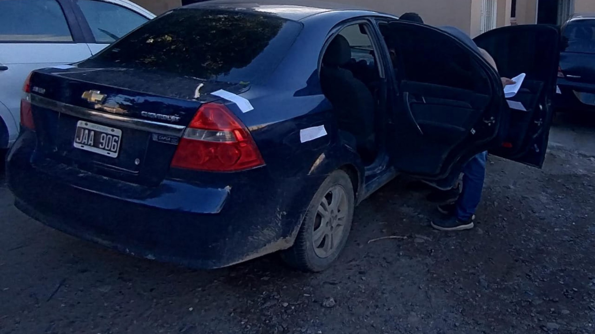 Utilizaba un inhibidor para robar en los autos del estacionamiento de un ex supermercado