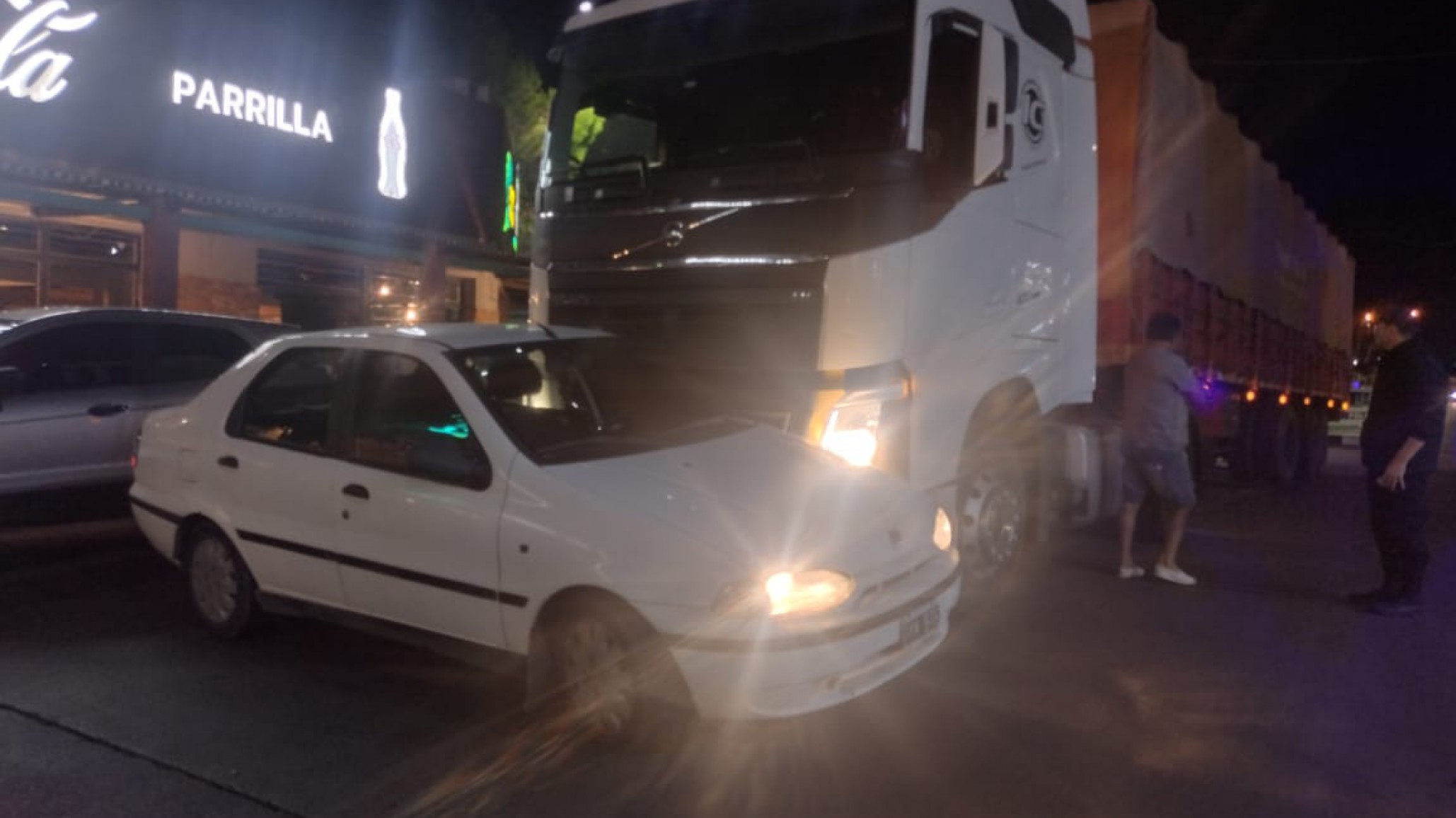 Comodoro: accidente de tránsito entre un camión y un auto