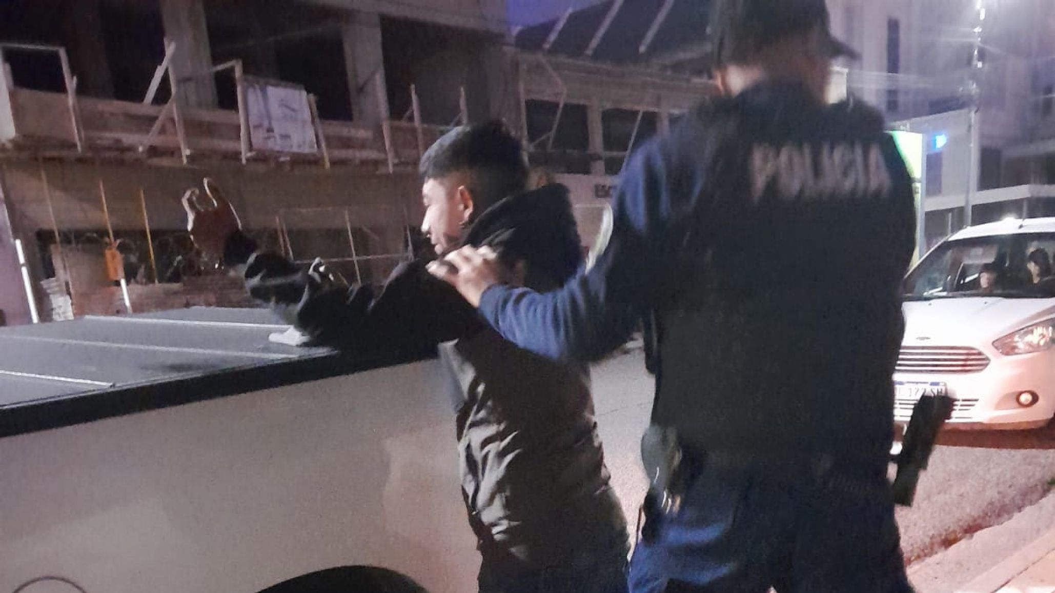 Lo detuvieron "in fraganti" robando una camioneta