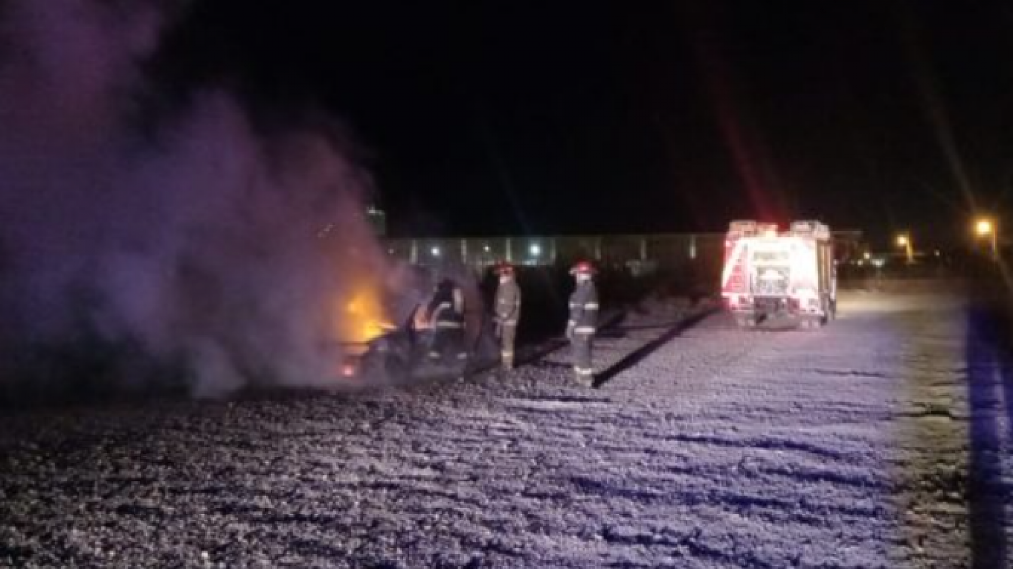 La policía hacía recorrido y encontraron un auto envuelto en llamas