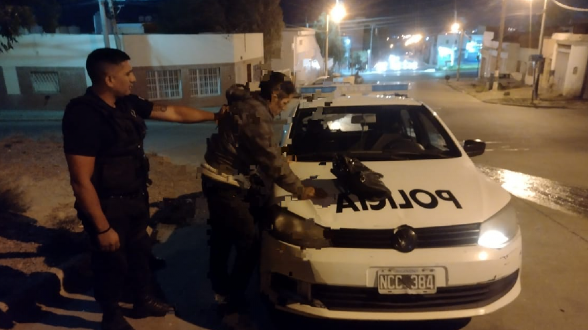 ¡Un testigo vio todo! Ladrón rompió un vidrio, se colgó la cartera al hombro y huyó