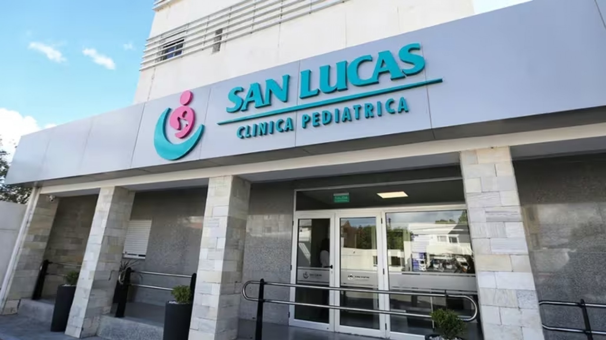 El niño que estuvo 6 horas atrapado en un auto presenta daño neurológico