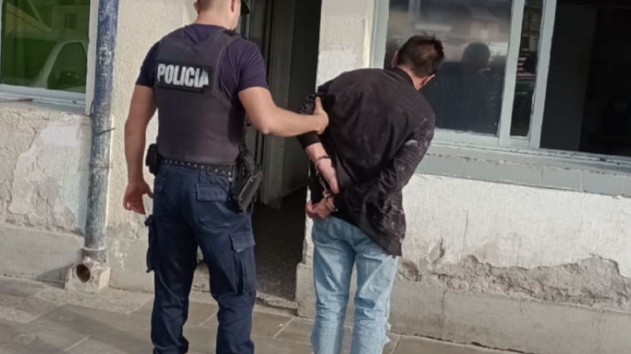 Un hombre iba caminando y terminó arriba del patrullero