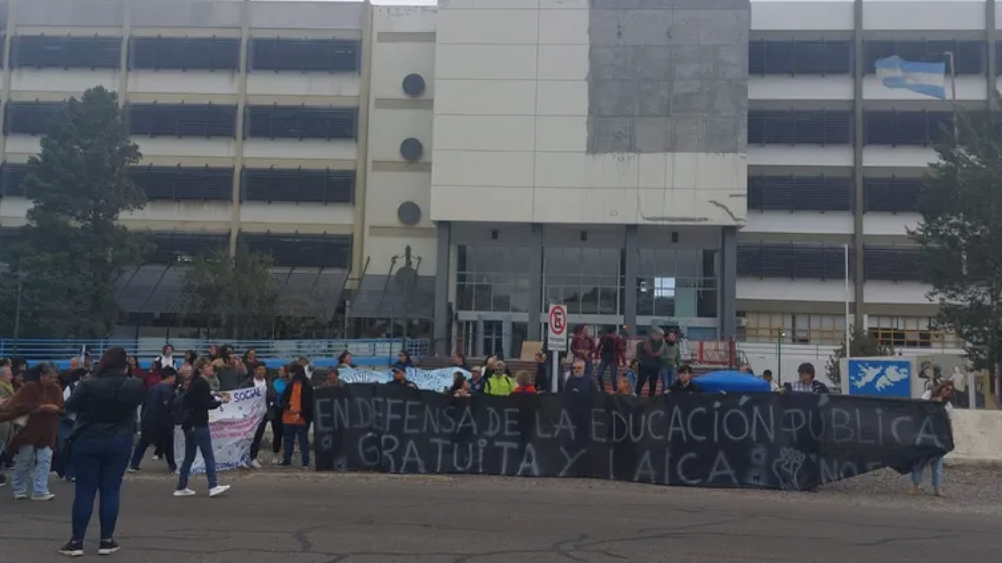 Así fue el abrazo simbólico en la UNPSJB: "El ajuste presupuestario nos está afectando"