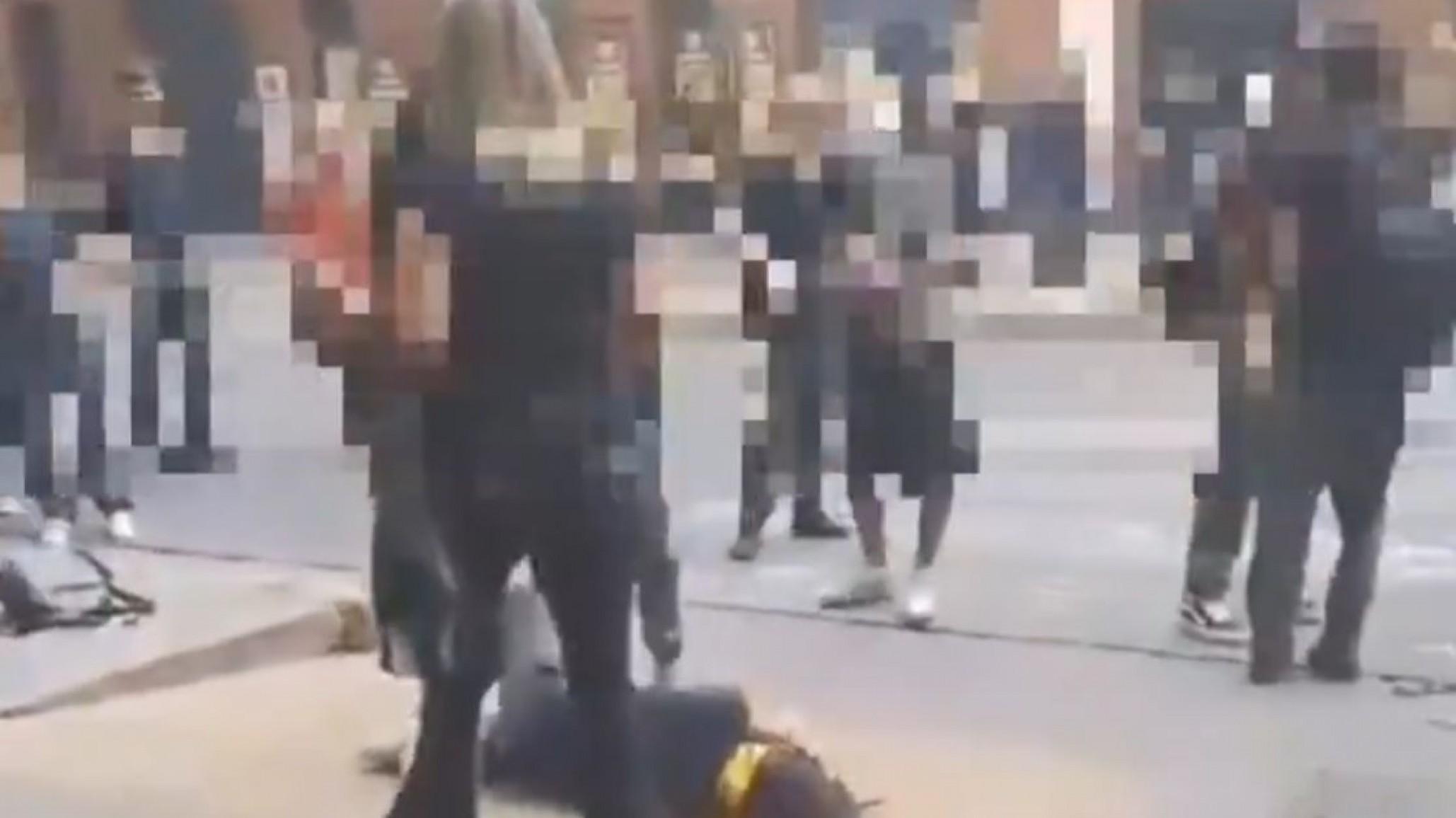 Se viralizó un video de pelea de alumnas a la salida de un colegio privado "los hechos son reiterados"