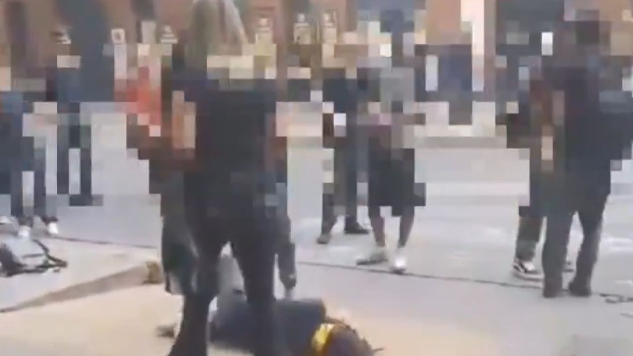 Se viralizó un video de pelea de alumnas a la salida de un colegio privado "los hechos son reiterados"