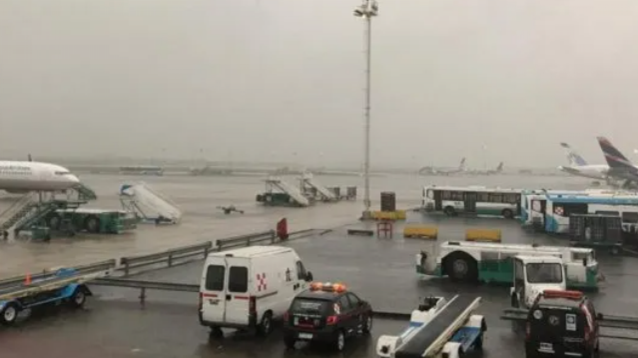 Alerta roja en Ezeiza: hay vuelos demorados y cancelaciones por tormenta eléctrica y lluvias intensas
