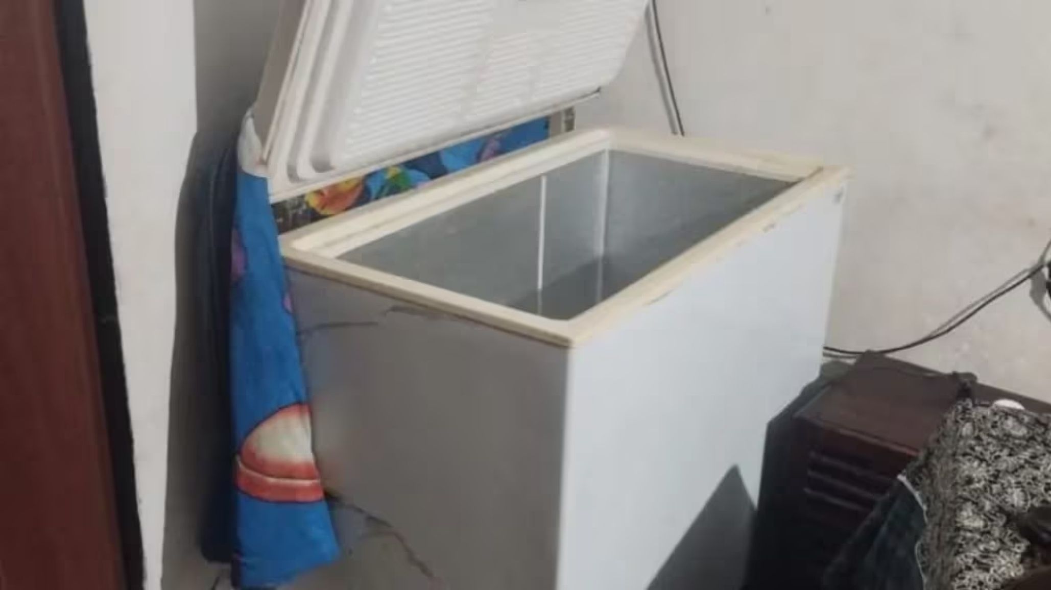 Encontraron a un niño de 13 años muerto dentro del freezer de su casa