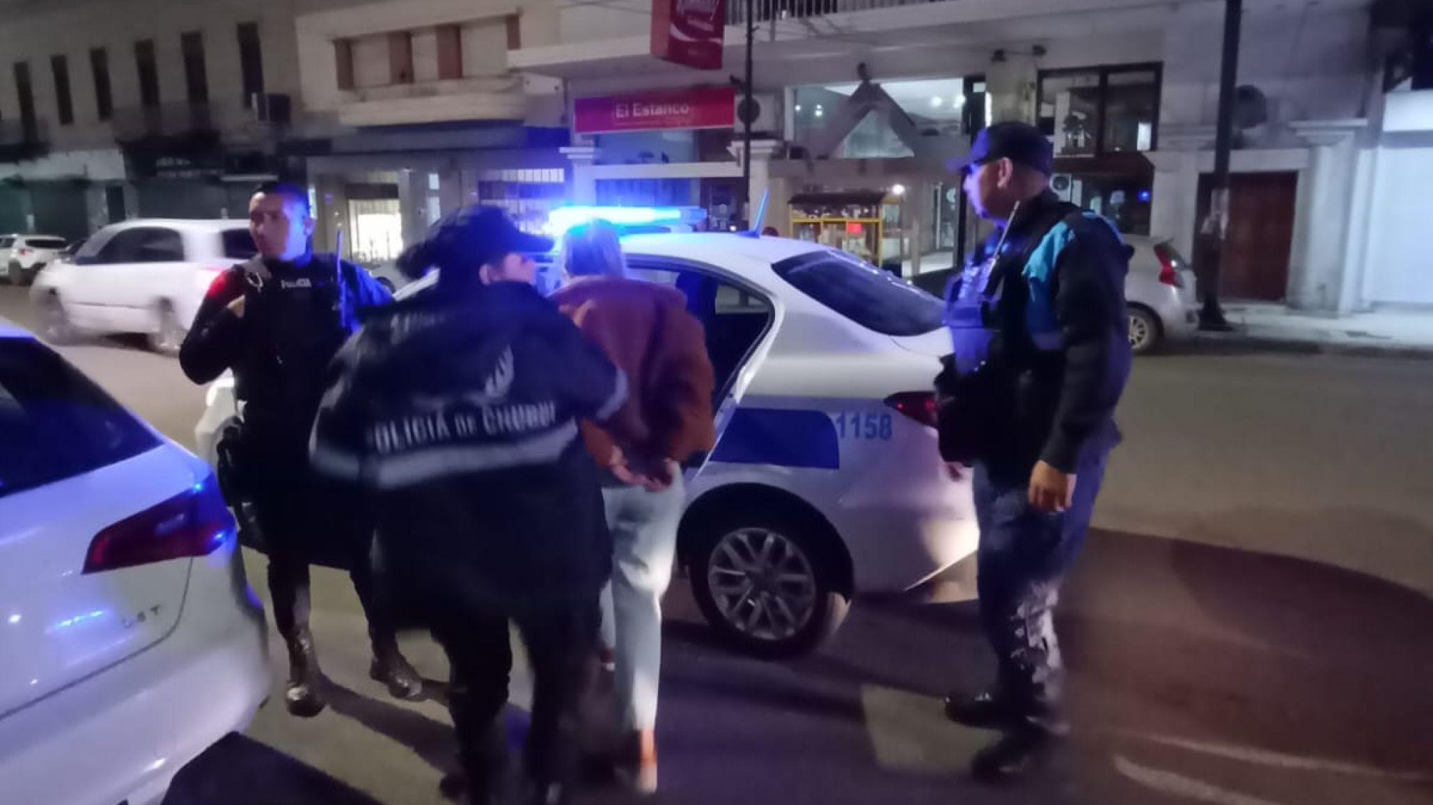 Fueron detenidos por cenar en un restaurante y no pagar