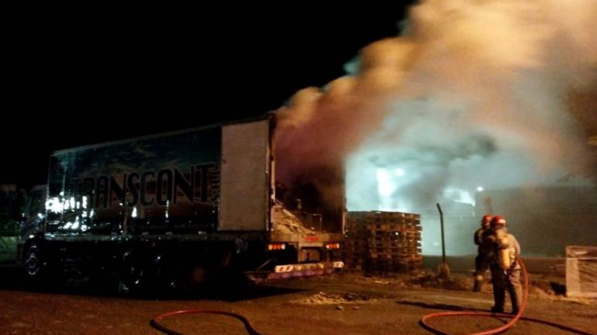 Se prendió fuego un camión que trasportaba papel higiénico: los detalles